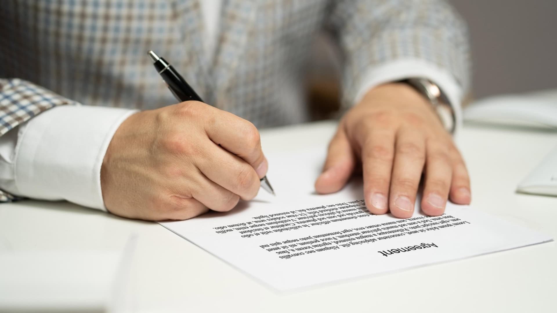 Uomo d'affari firma un contratto