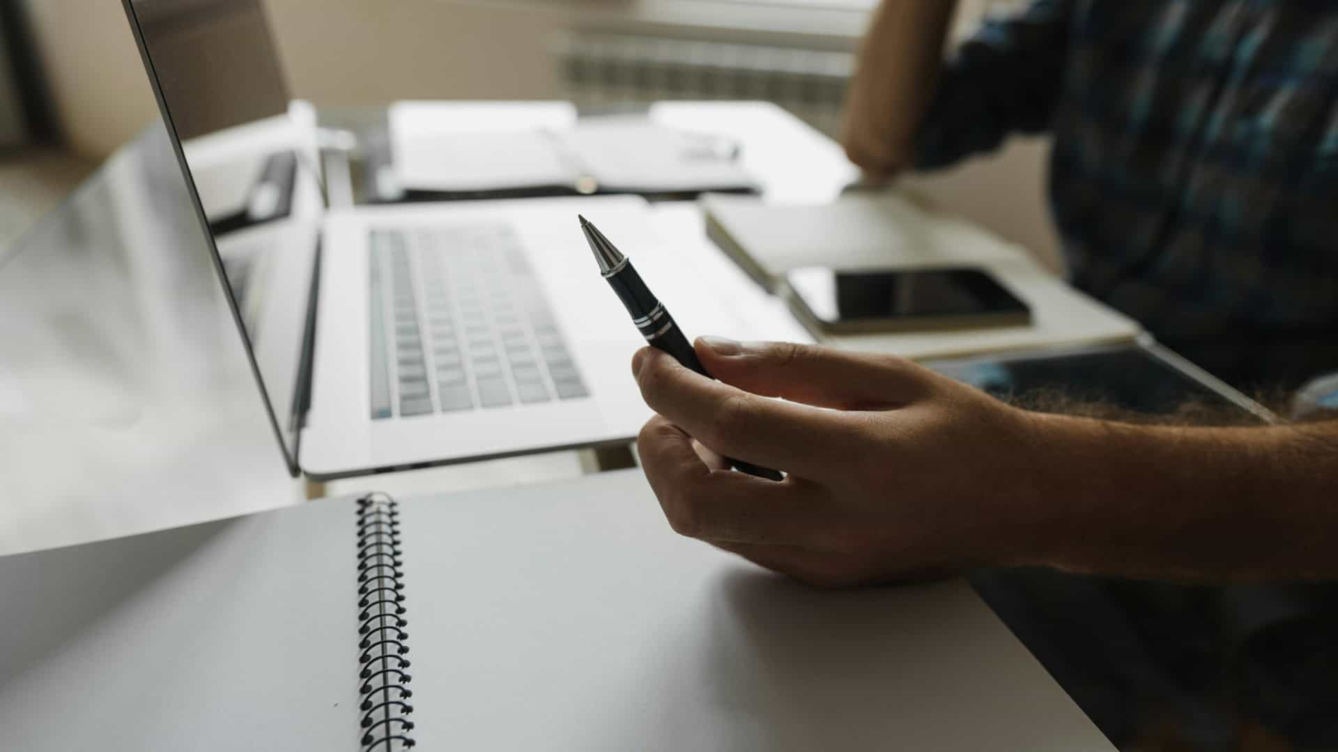 Proprietario di una casa vacanze scrive il regolamento al pc