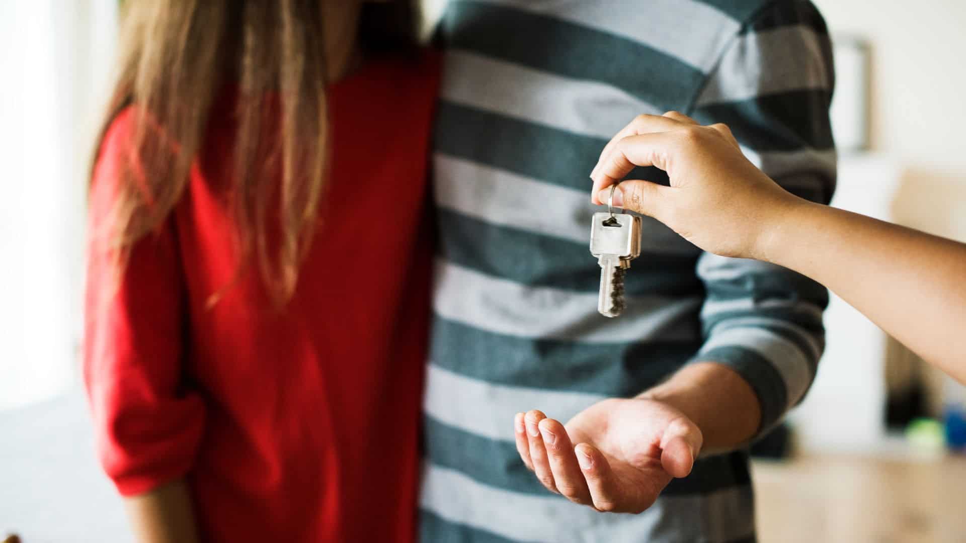 Coppia di fidanzati che ricevono un mazzo di chiavi