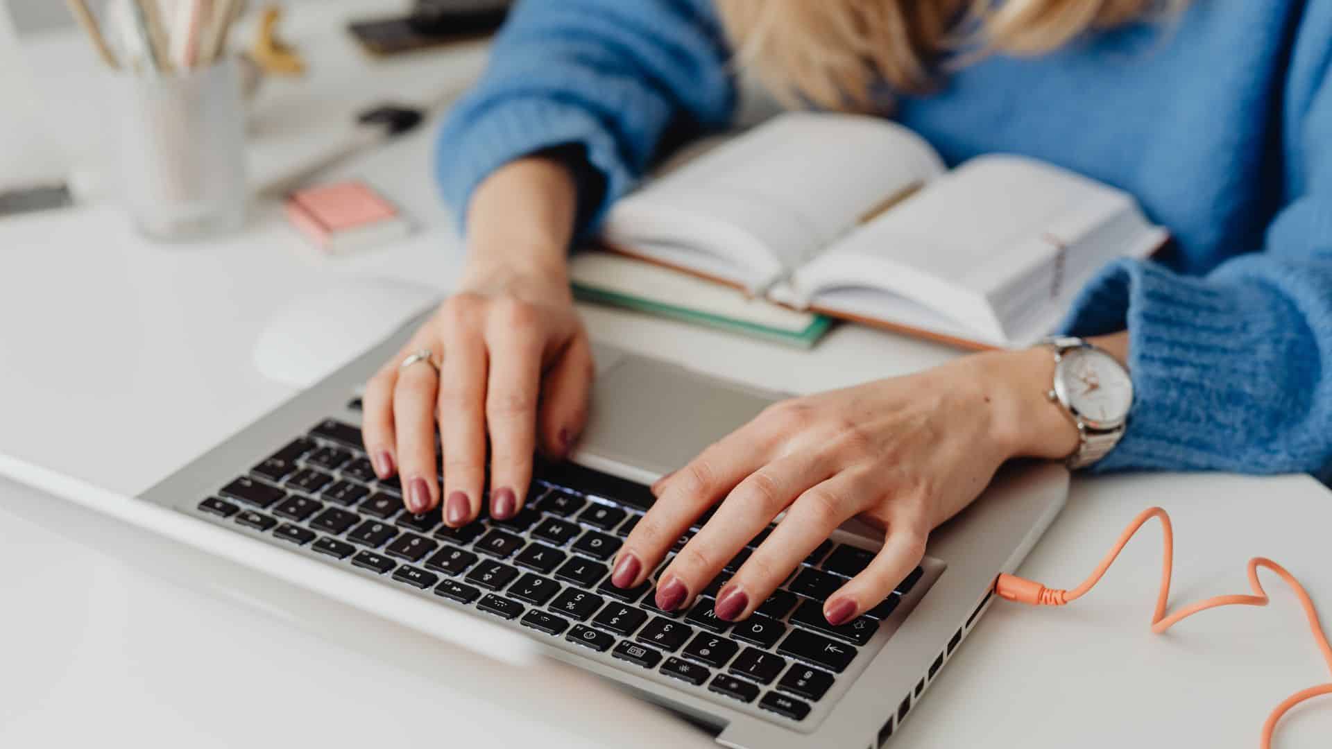 Donna calcola al pc le commissioni di airbnb