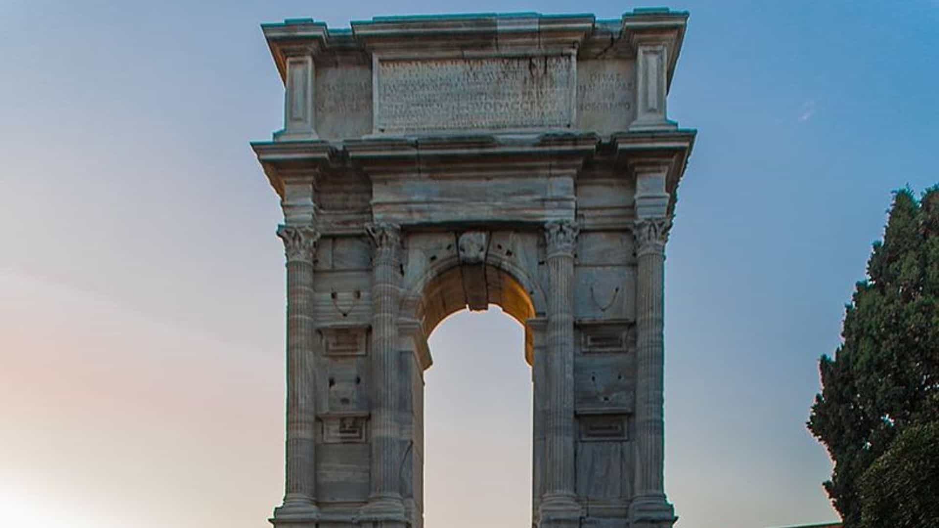 Arco di Traiano sul molo di Ancona (fonte immagine: Crsn.mrlt)