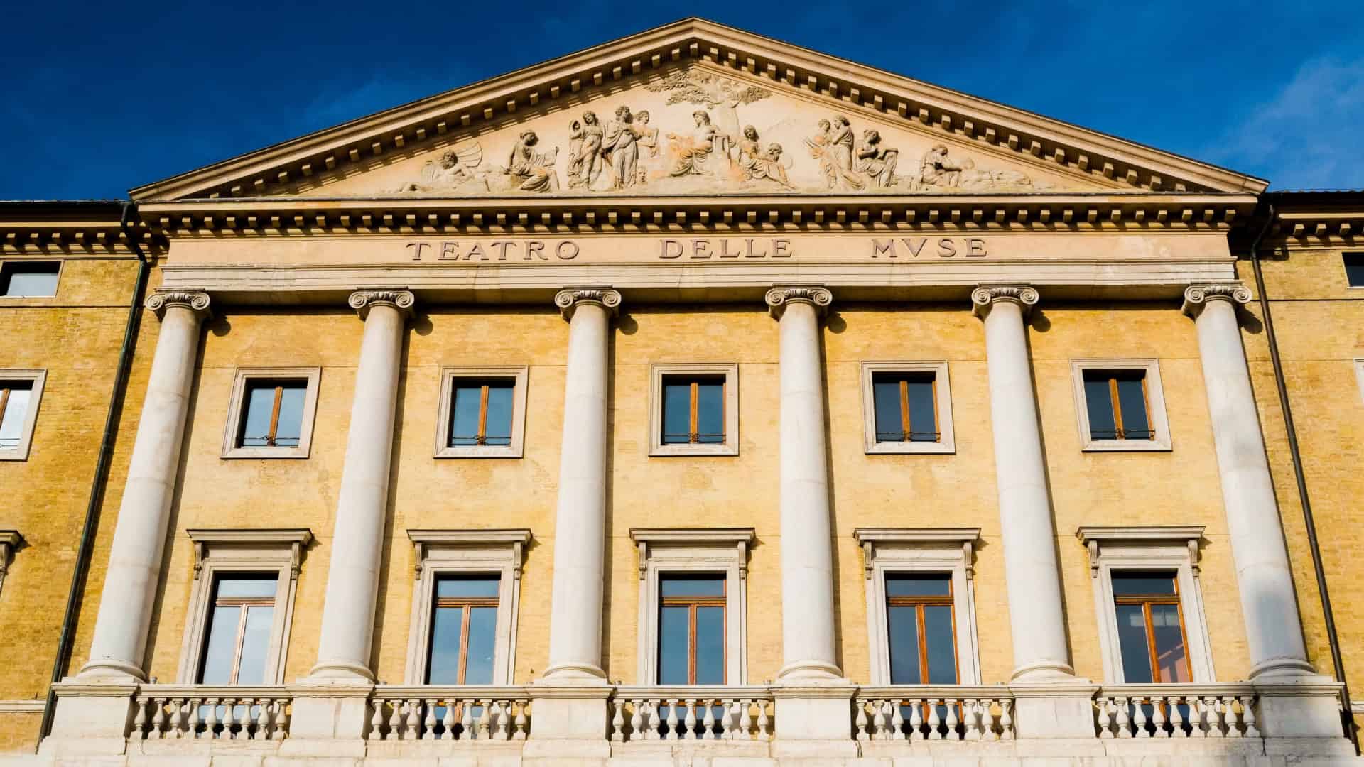La facciata del teatro Muse ad Ancona