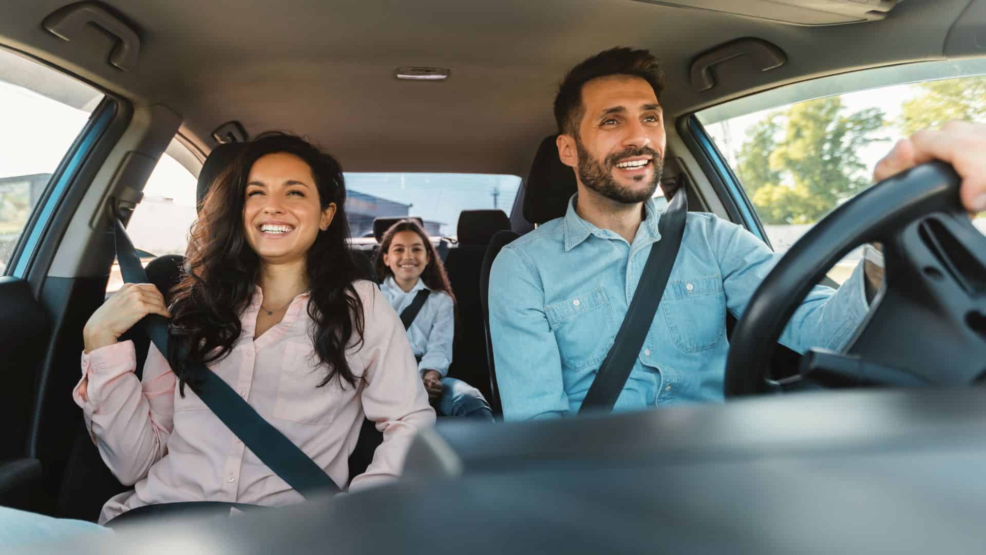 Famiglia che viaggia in macchina