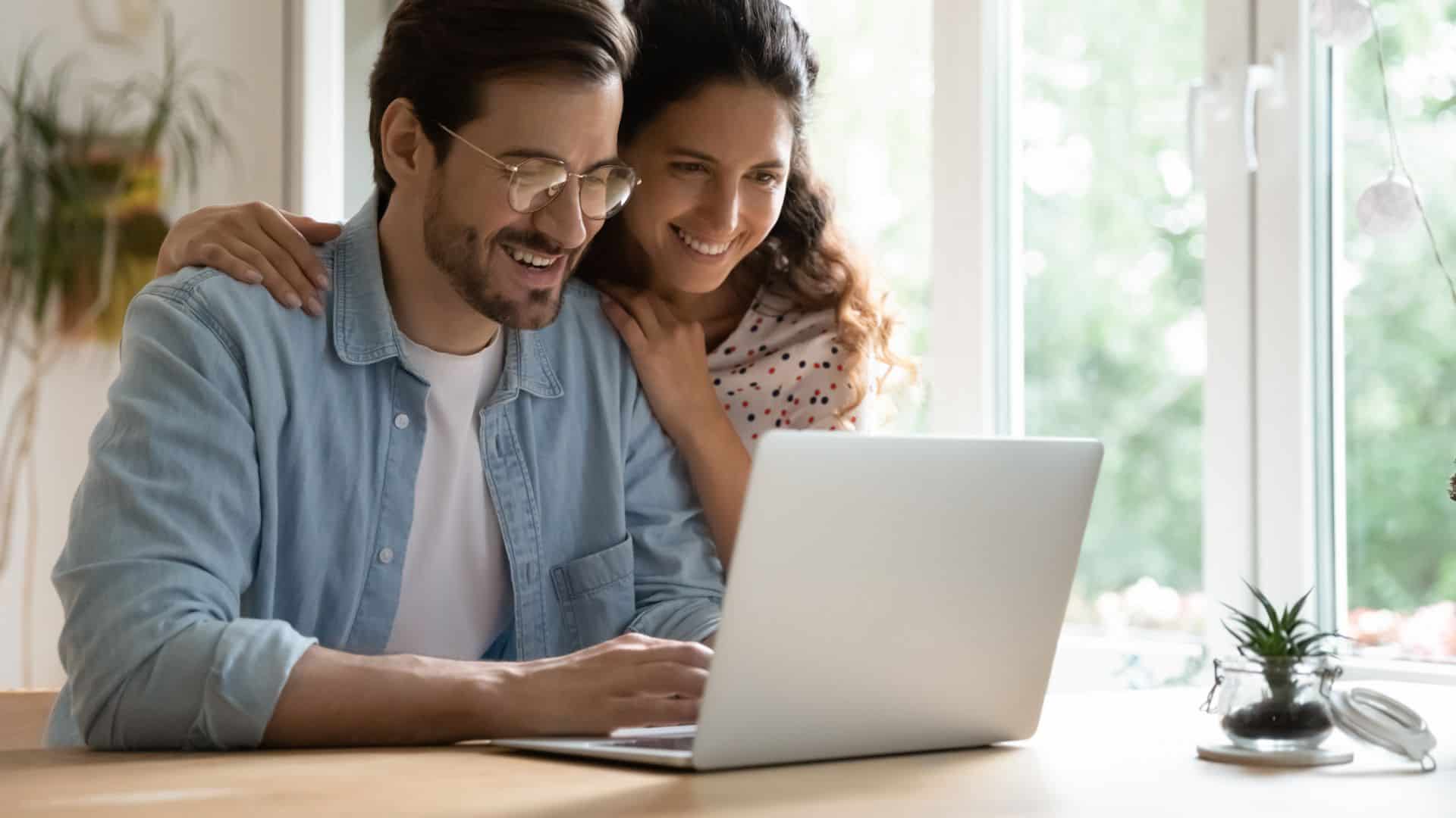 Ragazzo e ragazza che guardano il pc