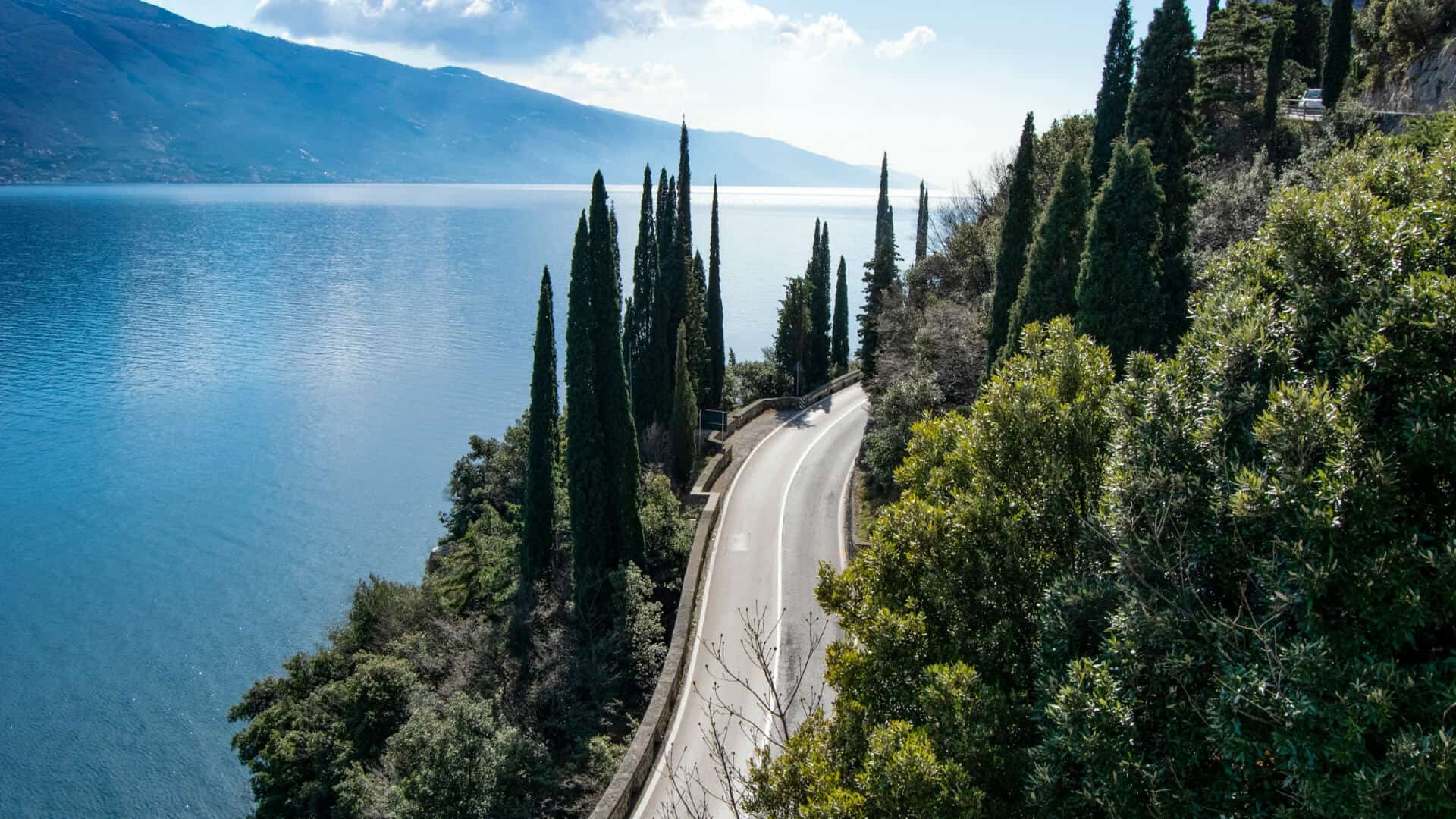 Straße und Gardasee von oben gesehen