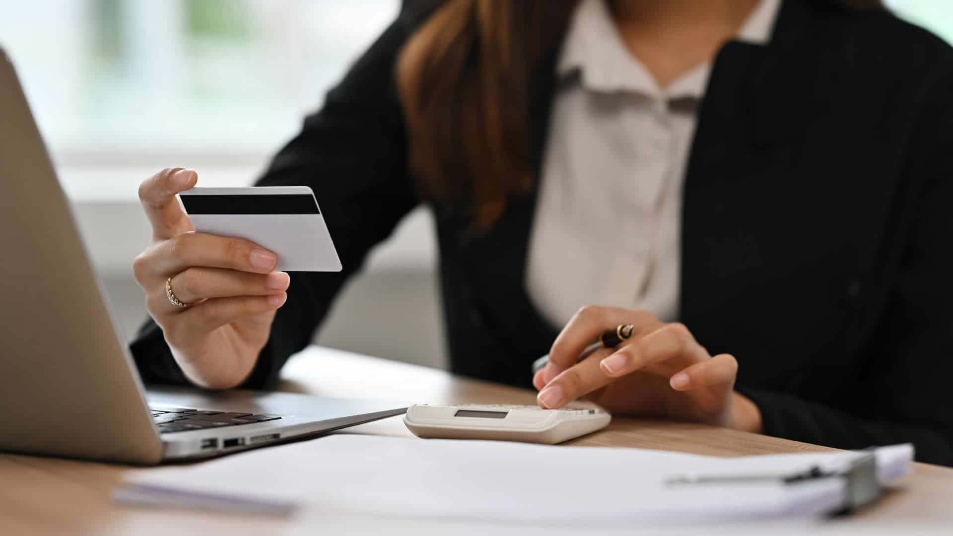 Donna paga con la carta al pc le commissioni di booking