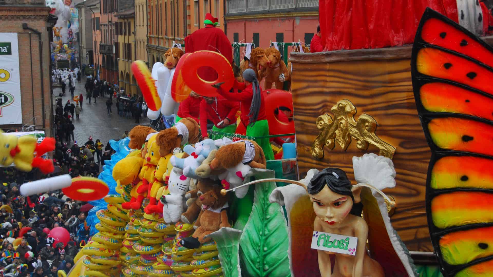 Carro del Carnevale di Cento. Foto di Marunzén
