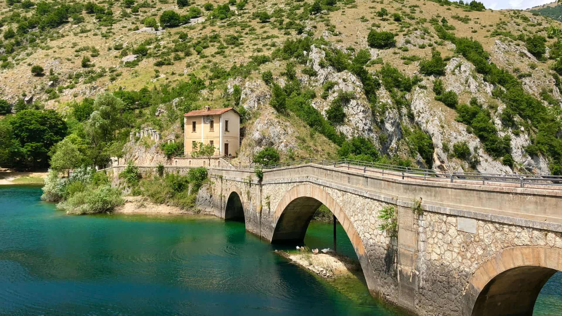 Il borgo di Villalago in Abruzzo