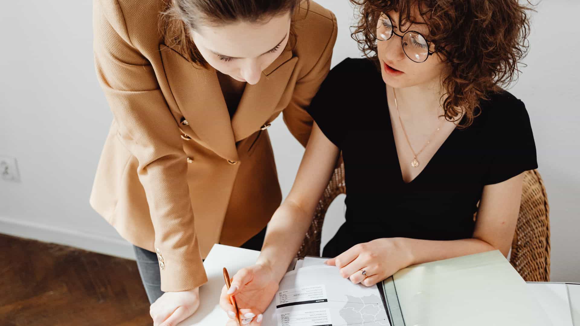 Consulente di affitti brevi aiuta una cliente con il CIN