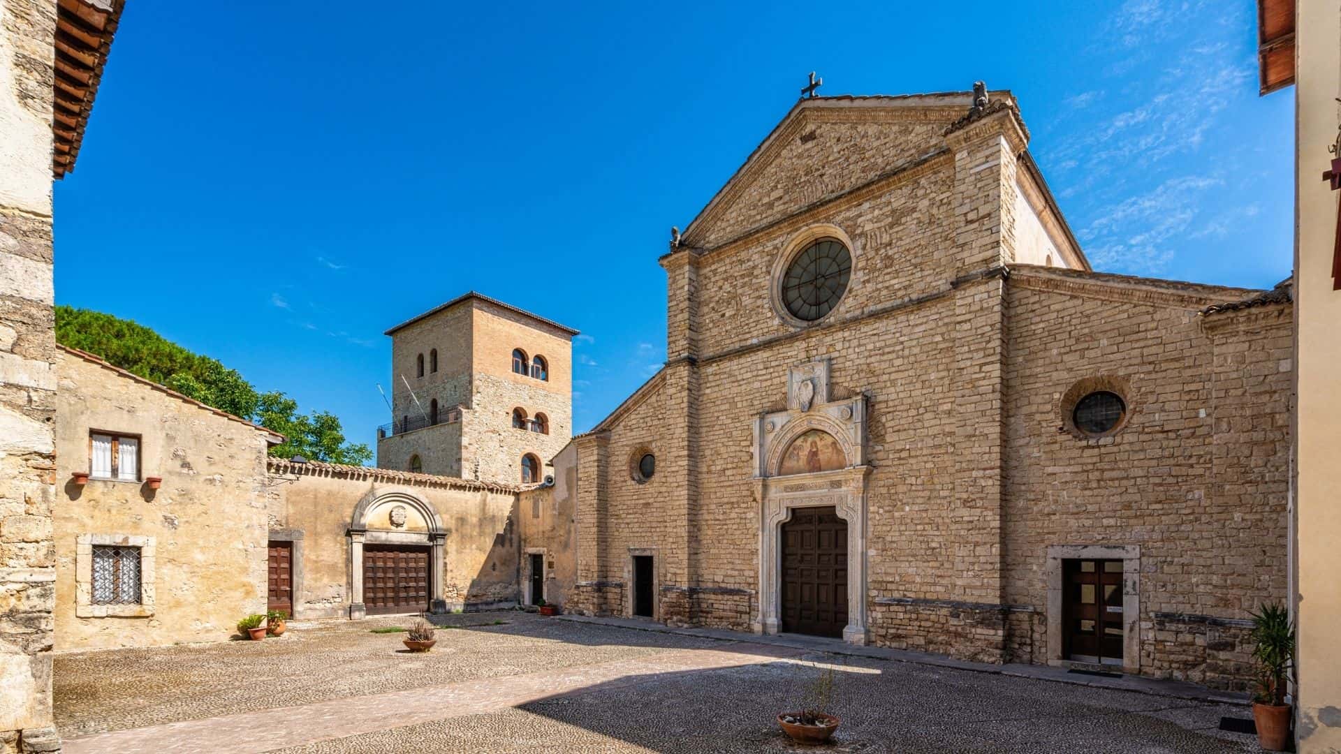 La facciata dell'Abbazia di Farfa