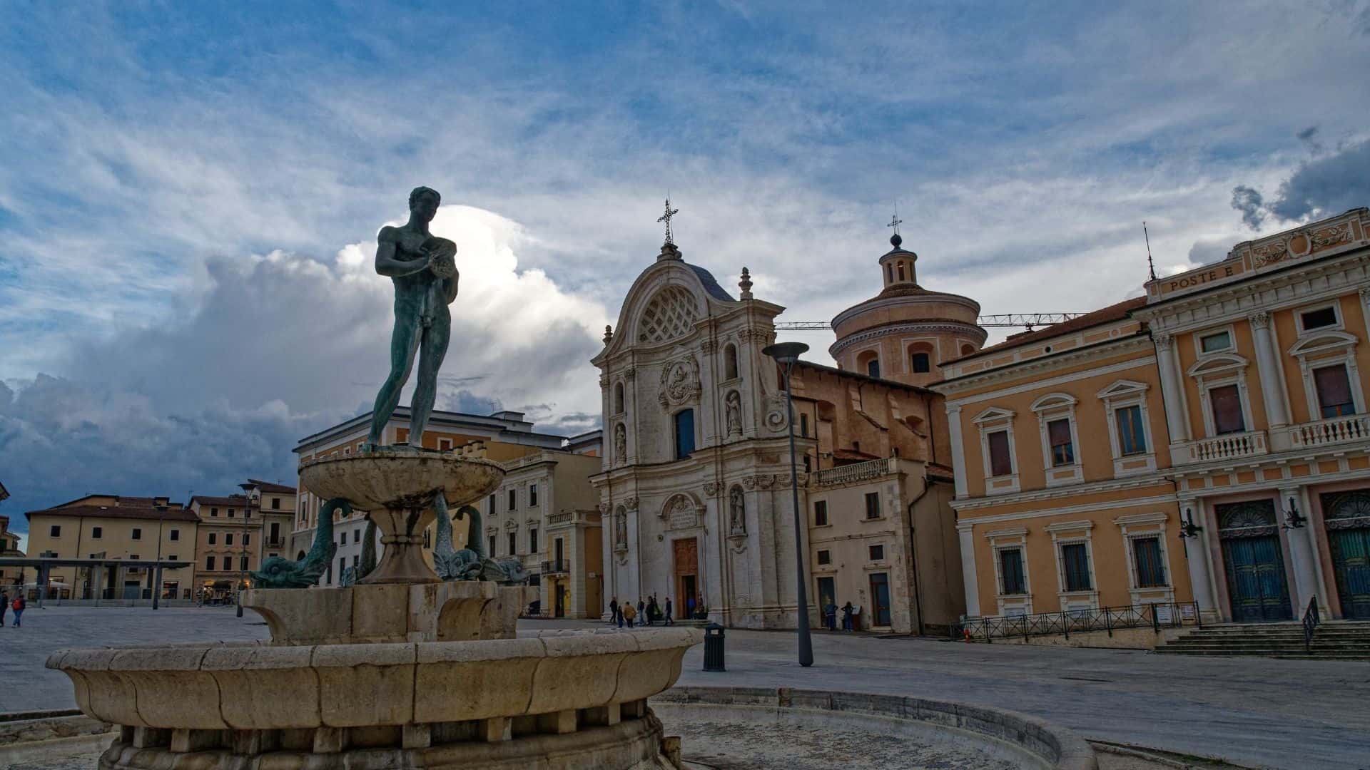 Una piazza nella città de L'Aquila. Foto di Raboe001
