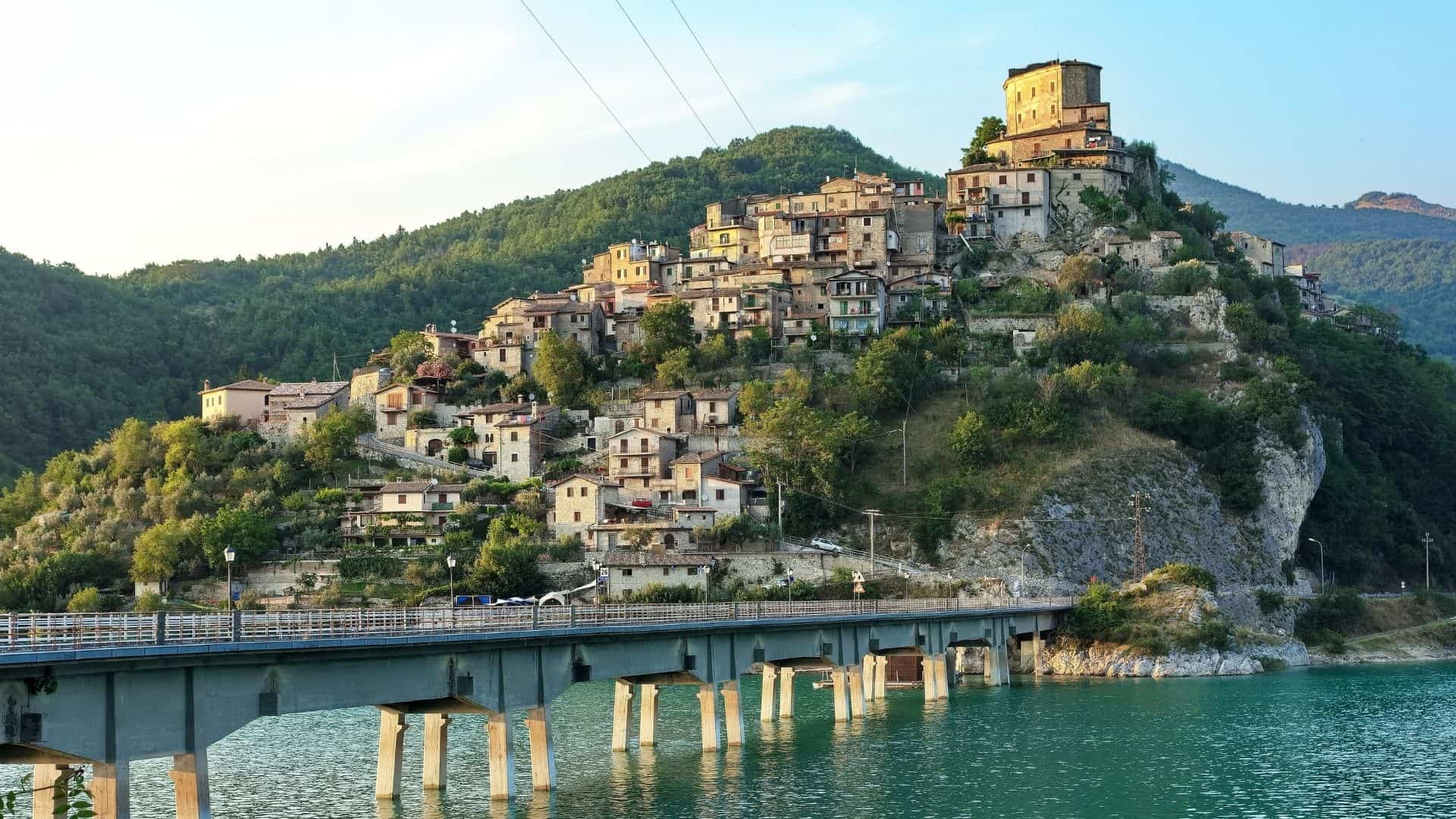 Castel di Tora visto dall'acqua