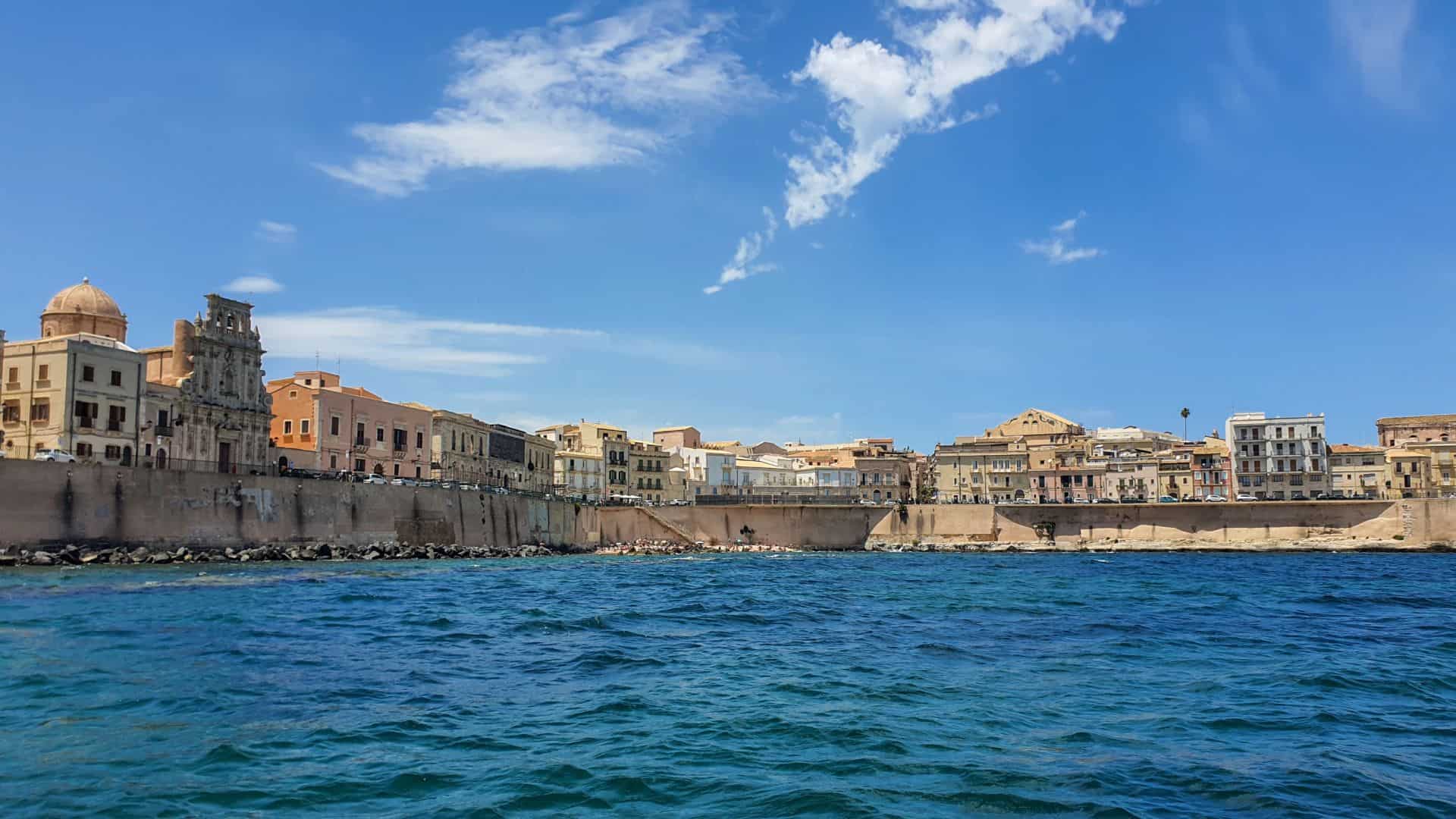 La città di Ortigia vista dal mare