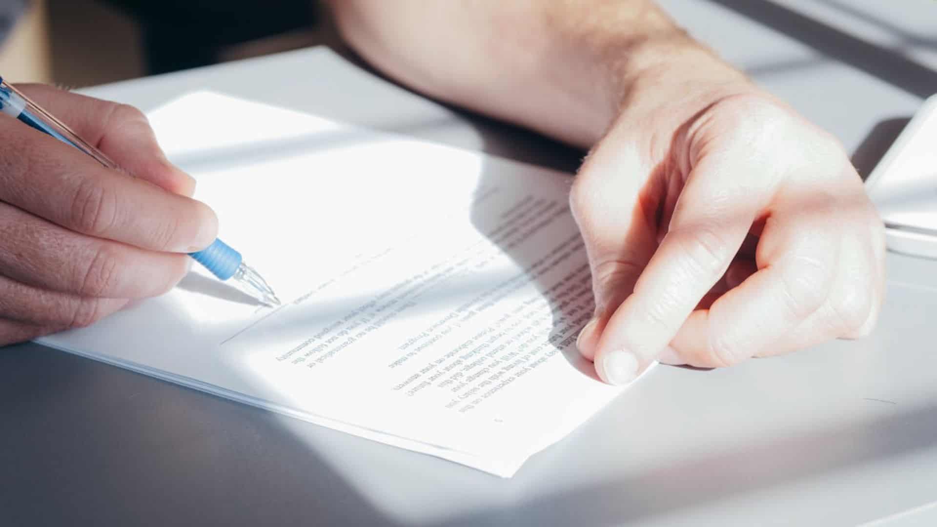 Persona che legge e firma dei documenti