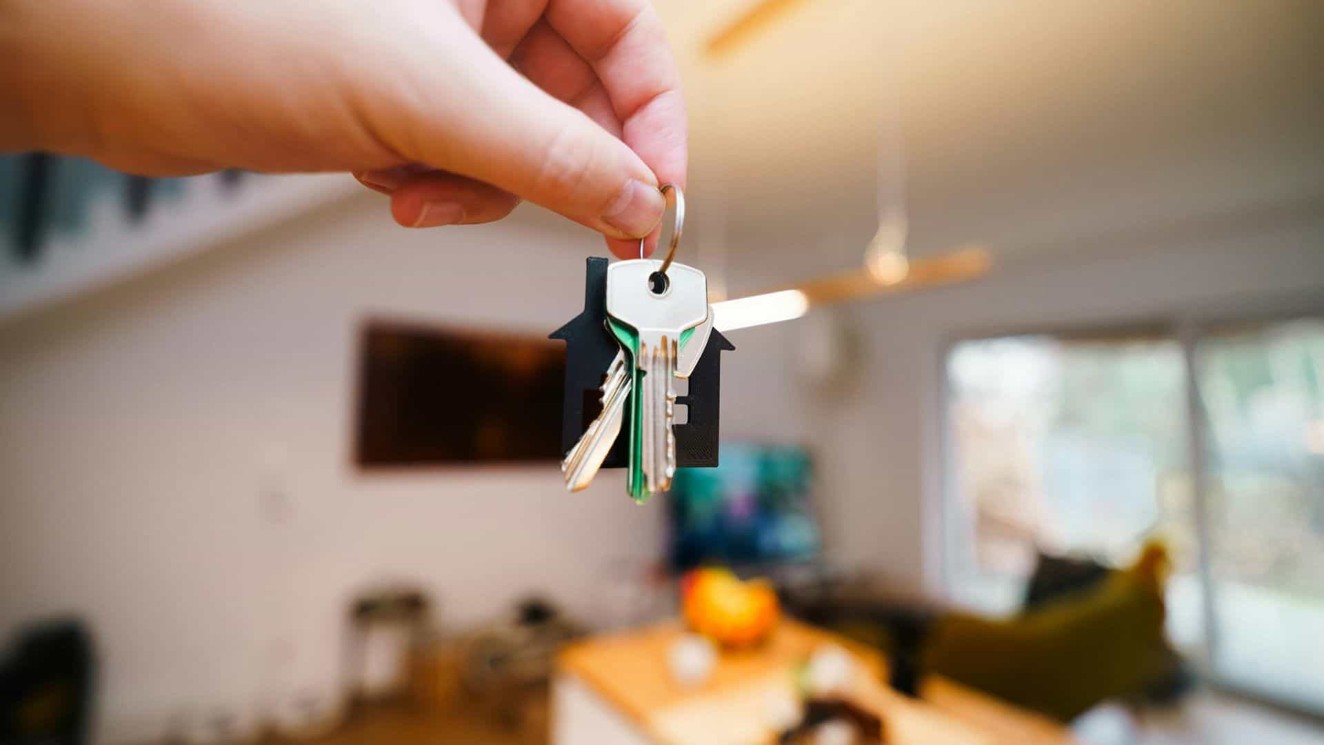 Mano sorregge un mazzo di chiavi di un appartamento