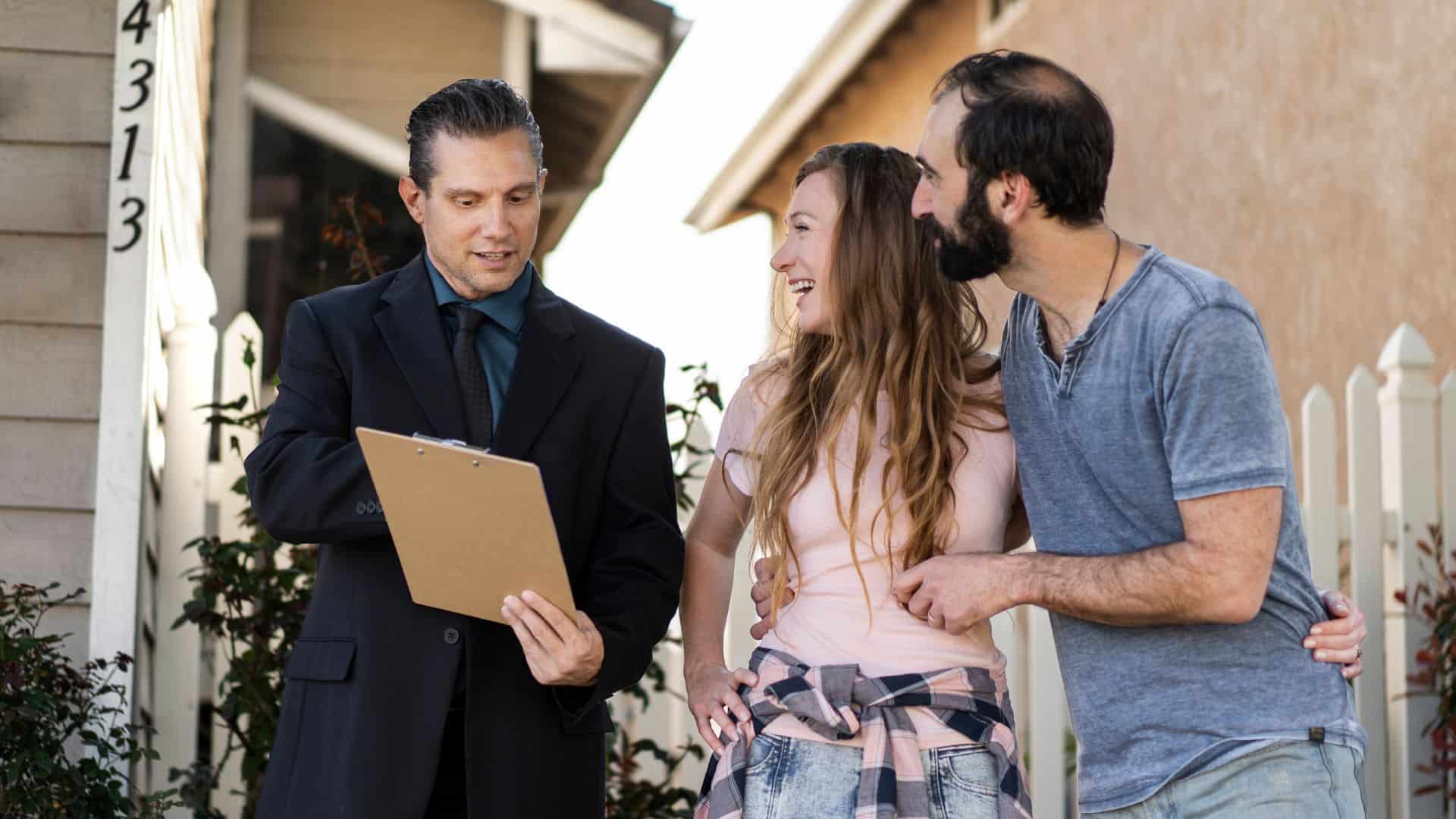 Consulente di affitti immobiliari spiega a due clienti come richiedere il CIN