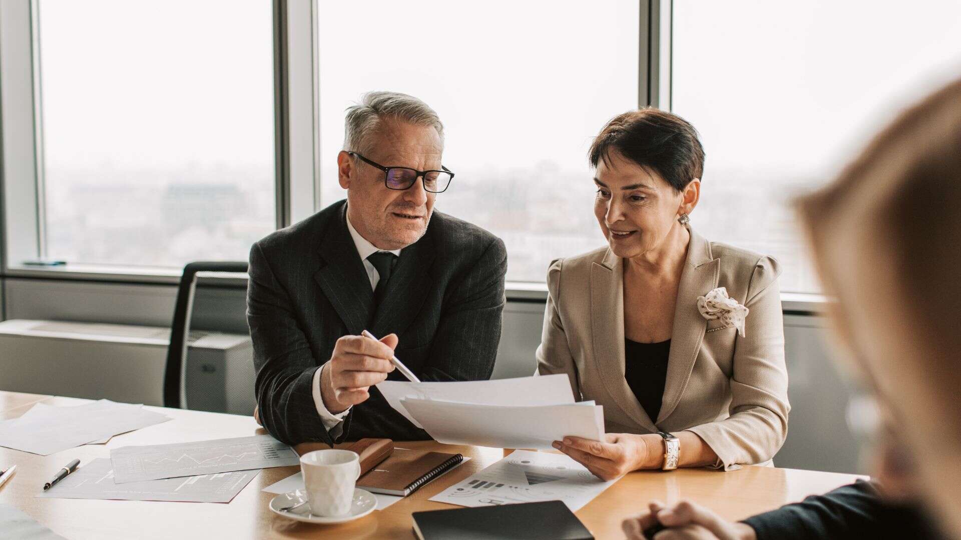 Consulente immobiliare aiuta una proprietaria di casa vacanza a stipulare un contratto d'affitto