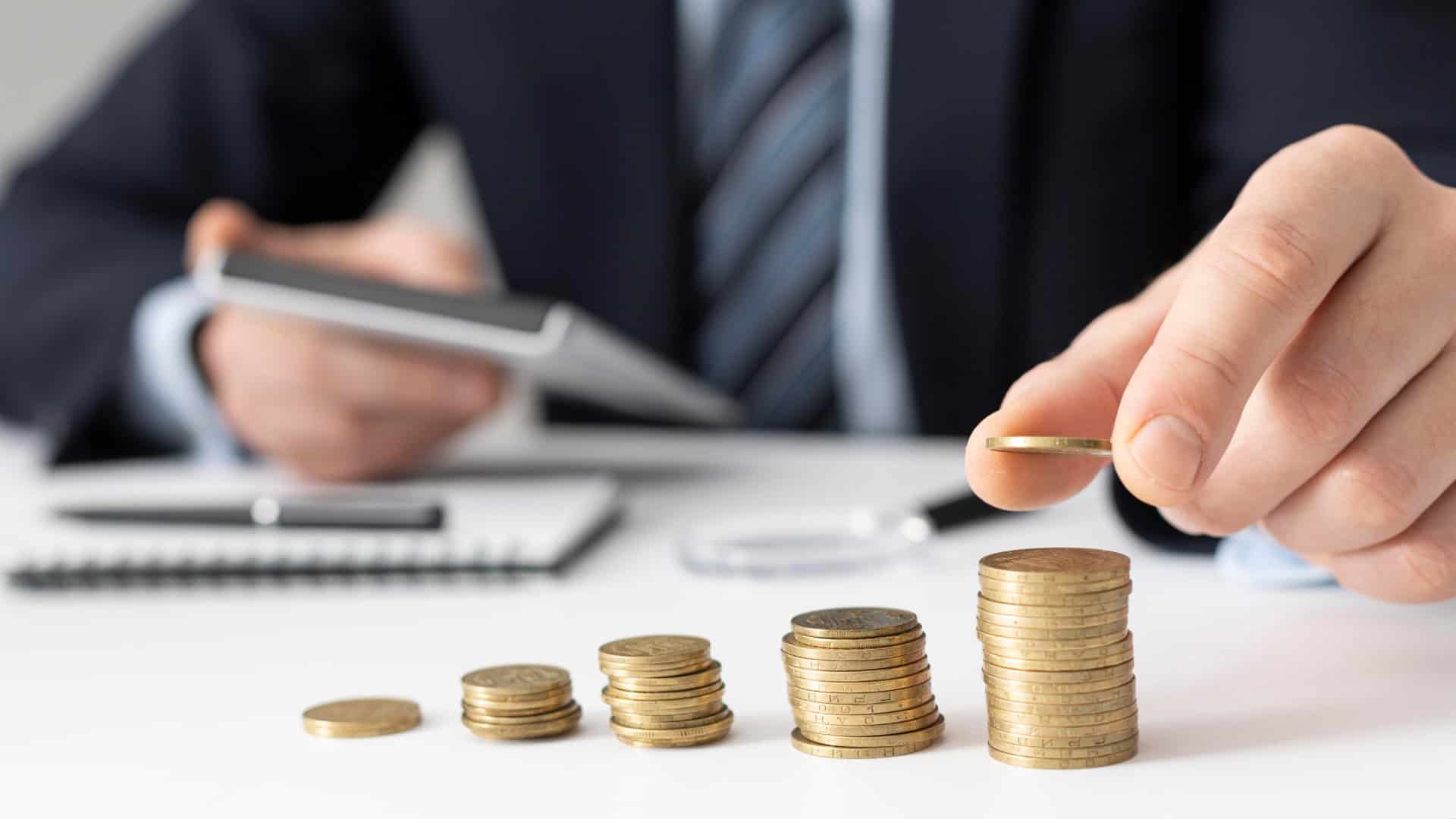 Businessman impila delle monete
