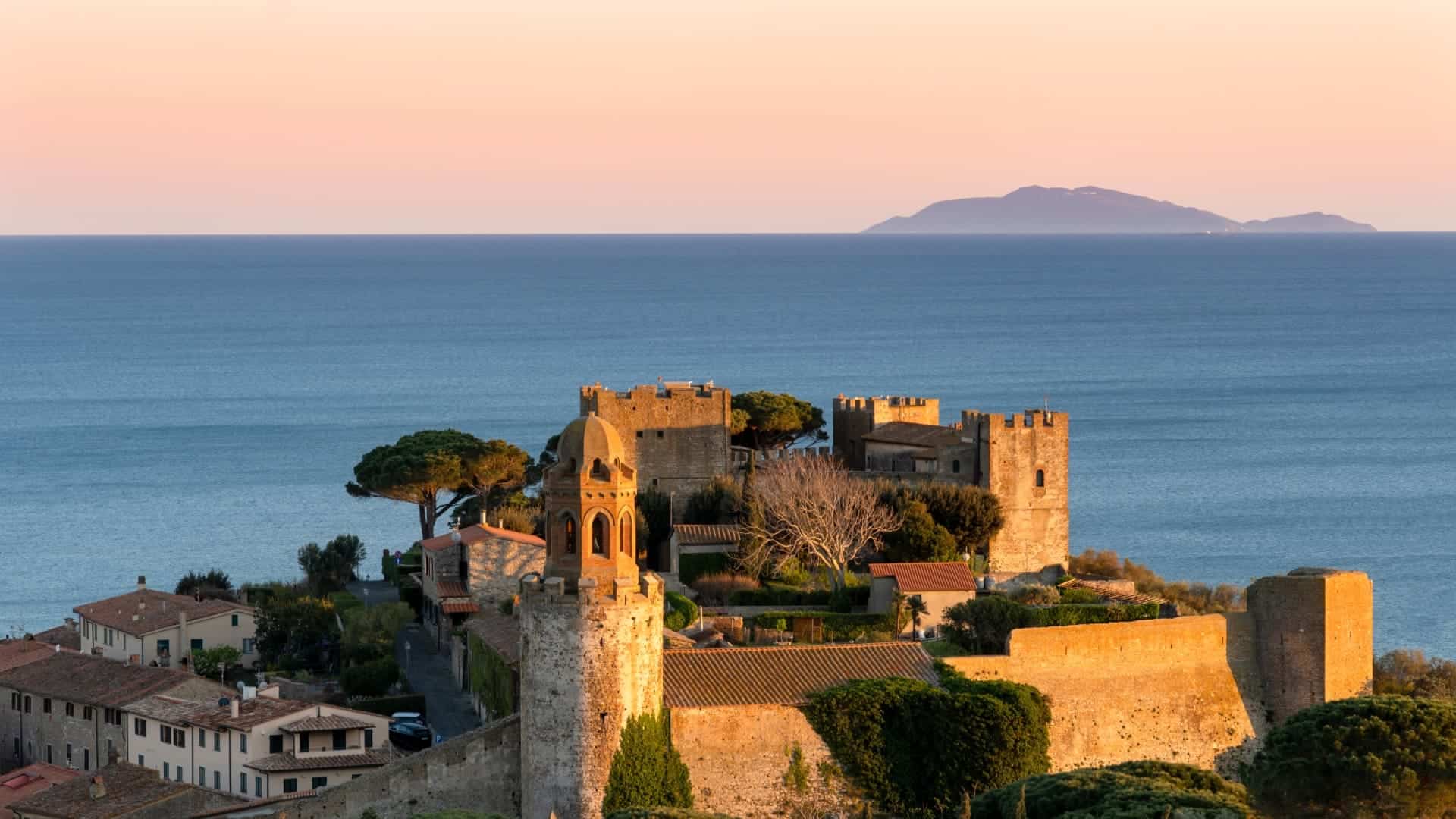 Vista panoramica del castello di Castiglione della Pescaia