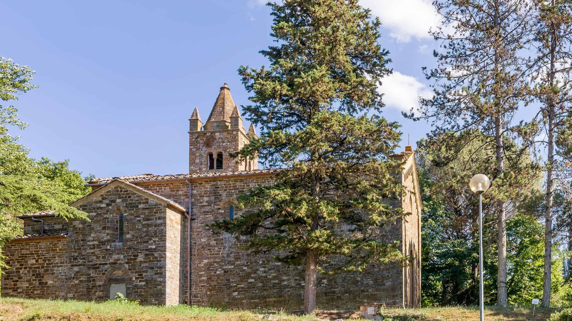 Chiesa nella vegetazione a Lucarelli