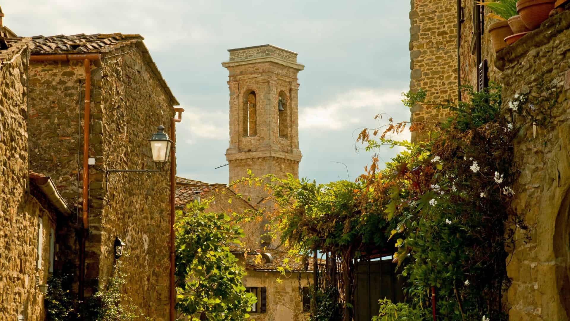 Una chiesa con edifici a Volpaia