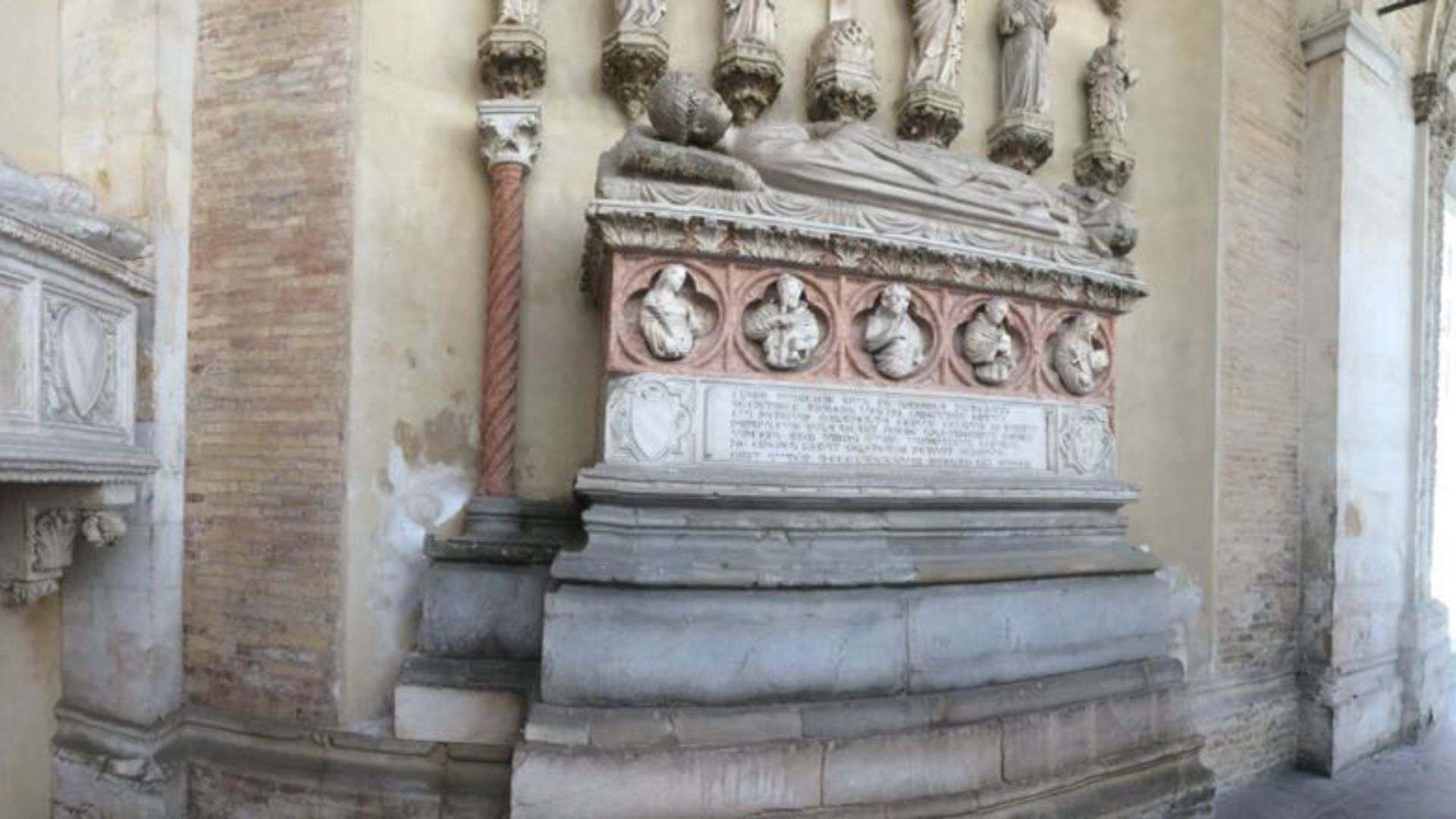 Tombe dei Malatesta. Foto di di Gretafaroni - Opera propria, CC BY-SA 4.0, httpscommons.wikimedia.orgwindex.phpcurid=59851542