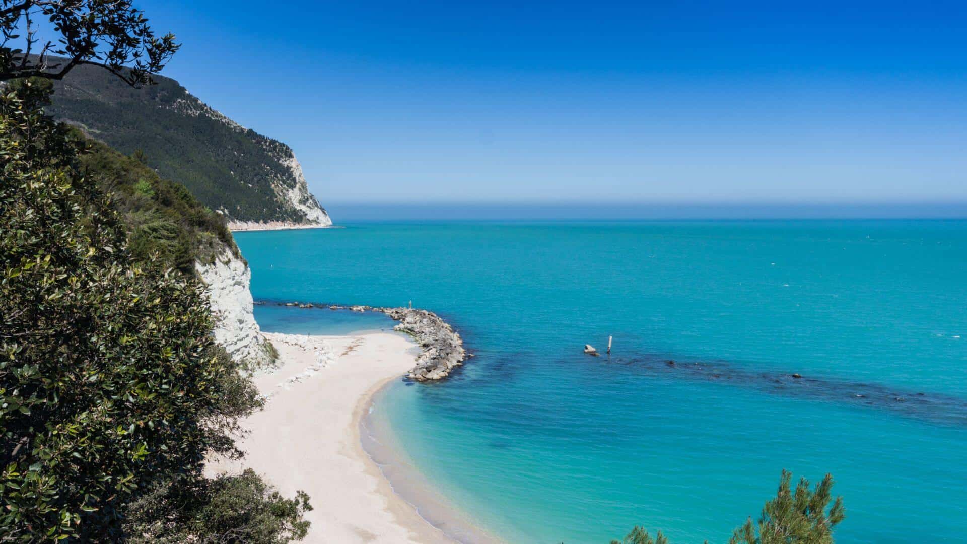 Una spiaggia della Riviera del Conero nelle Marche