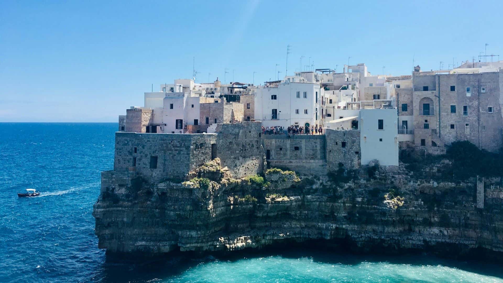Una città della Puglia sul mare. Foto di viola santandrea