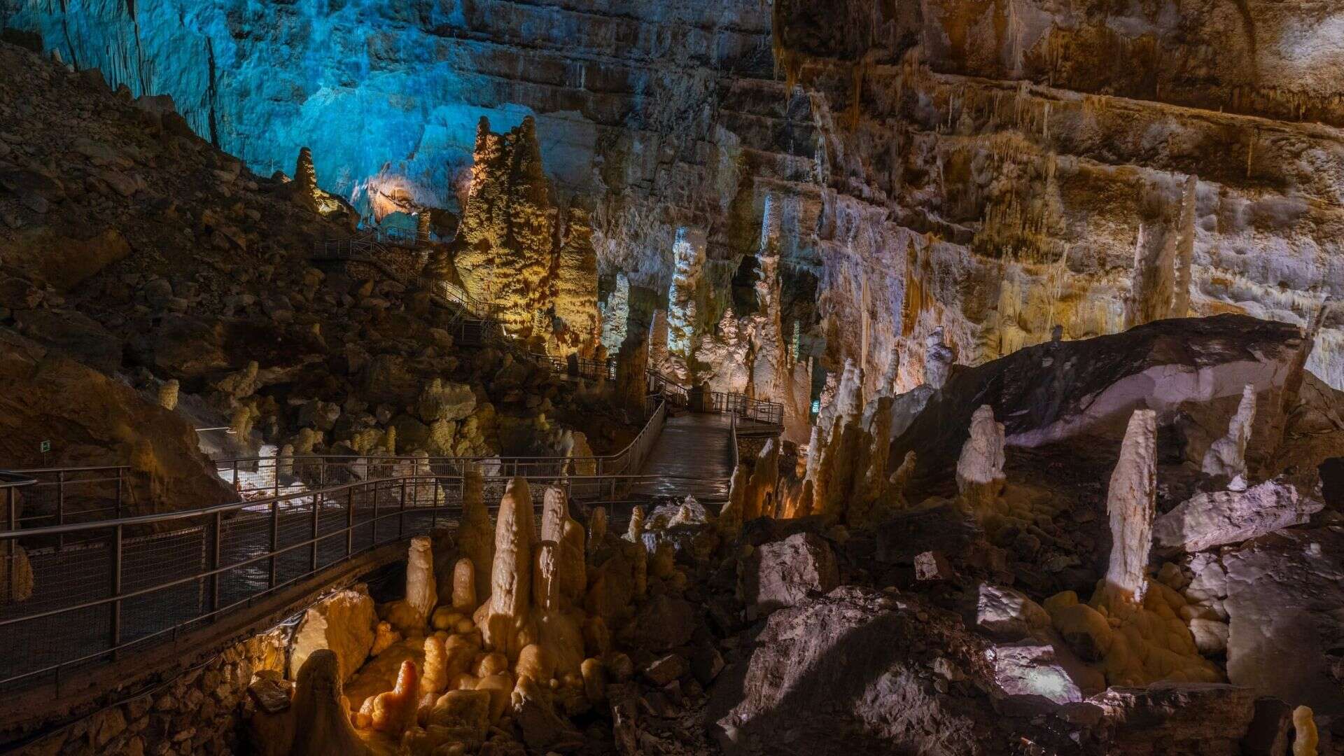 L'interno delle Grotte di Frasassi