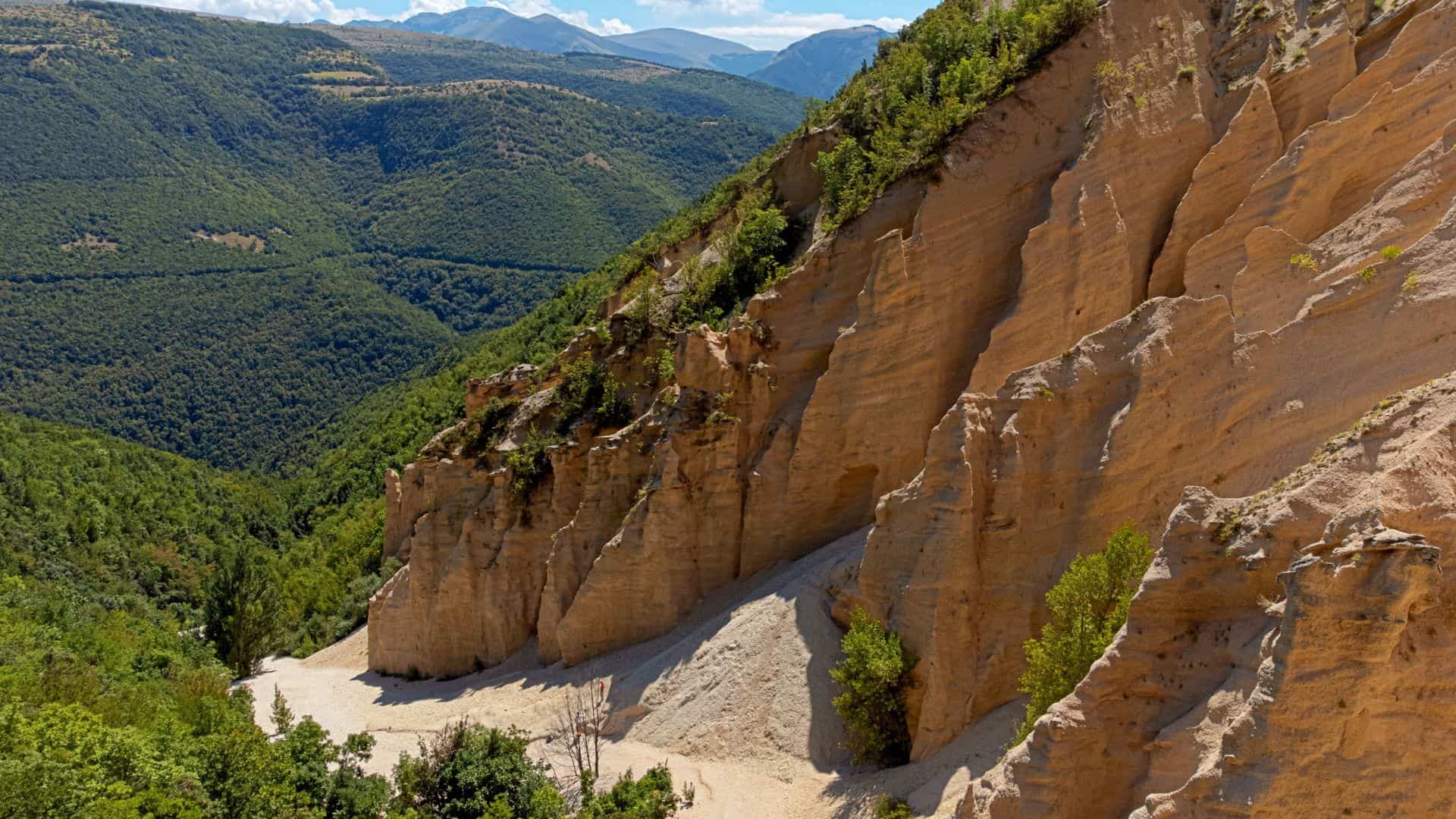 Vista panoramica su un sentiero delle Lame Rosse