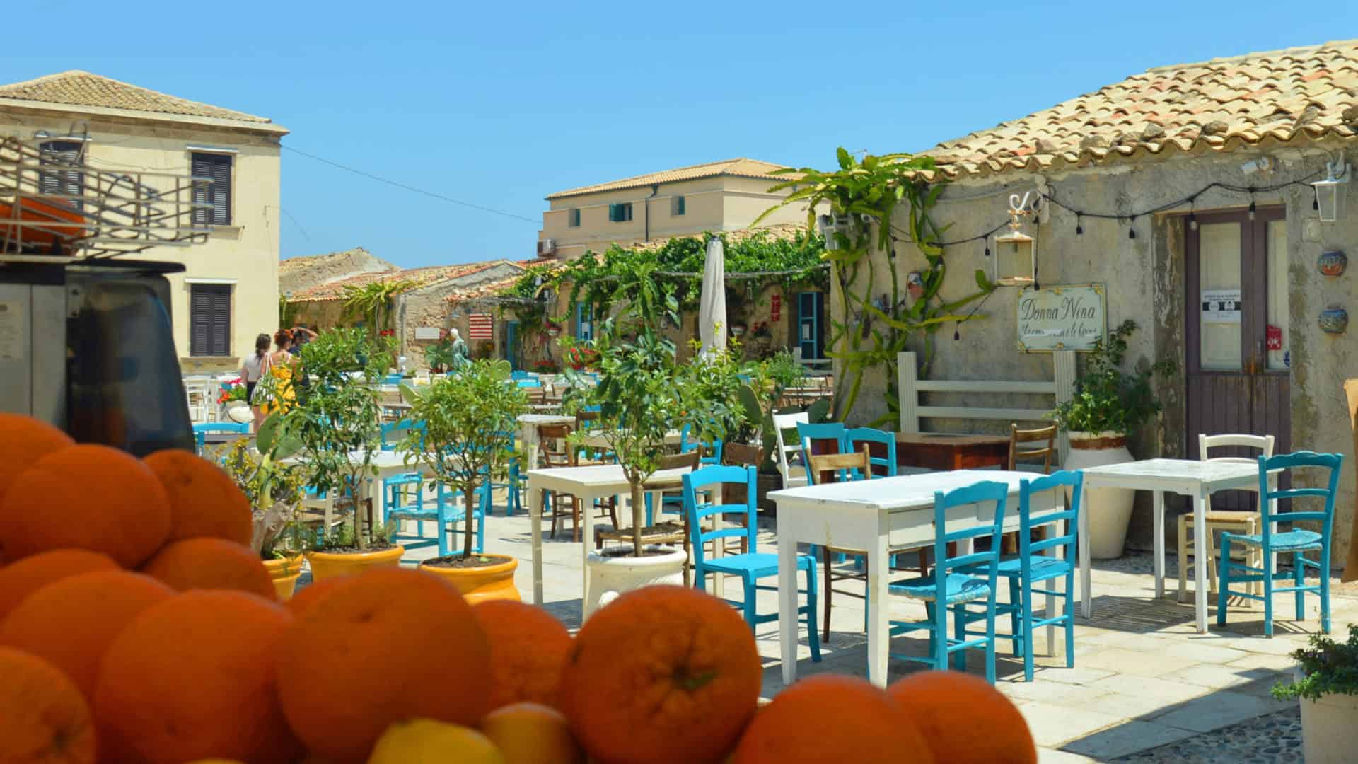 Piazza con tavolini e sedie a Marzamemi