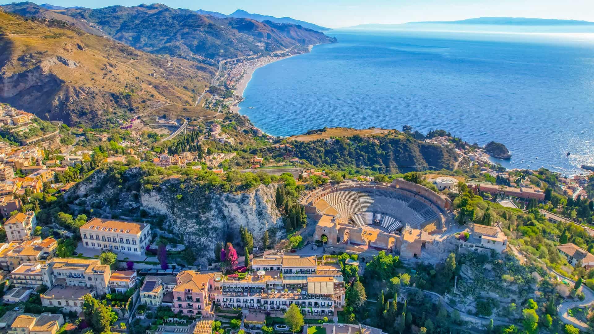 La città di Taormina vista dall'alto