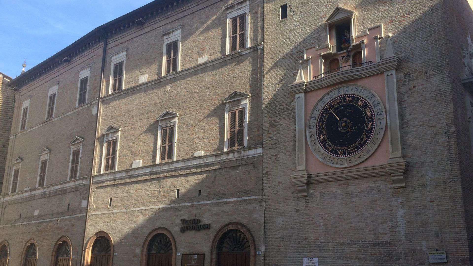 Facciata del teatro Lauro Rossi. Foto di PaWik