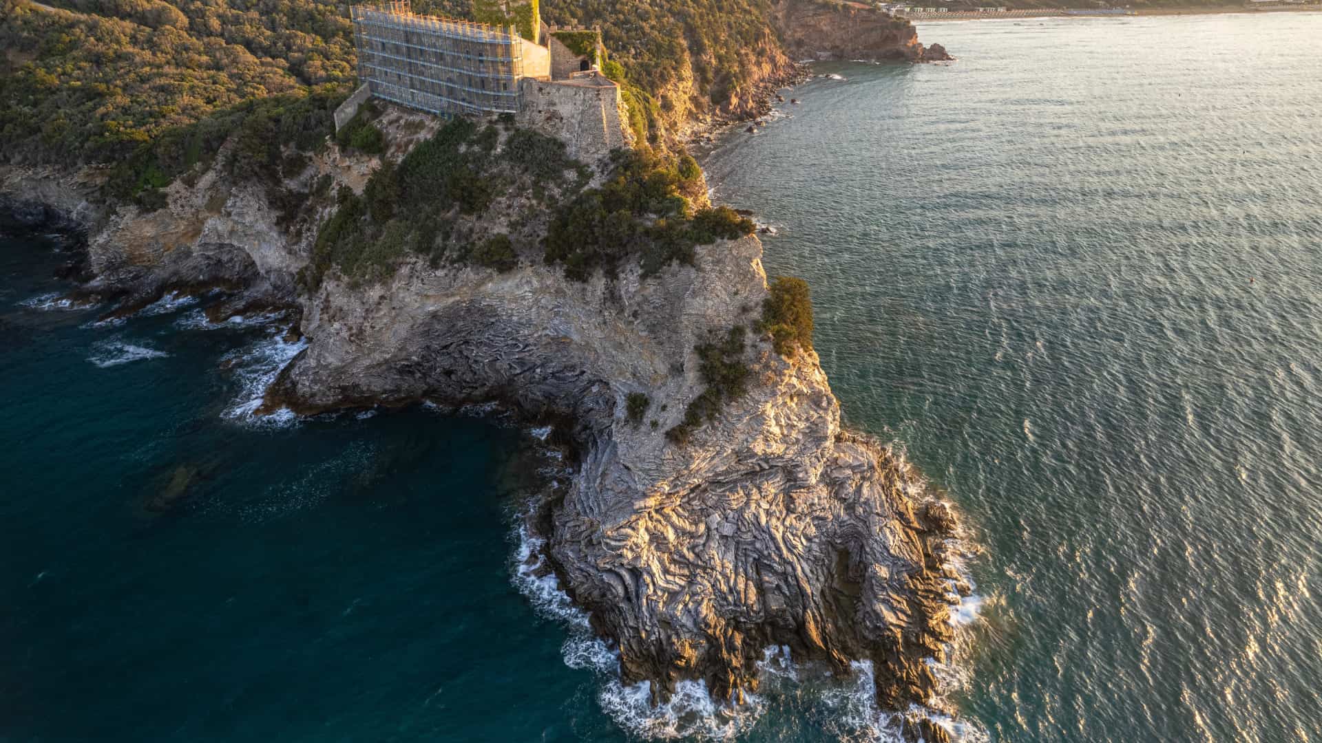 Vista panoramica sulla torre medievale vicino alla spiaggia Le Rocchette in Toscana