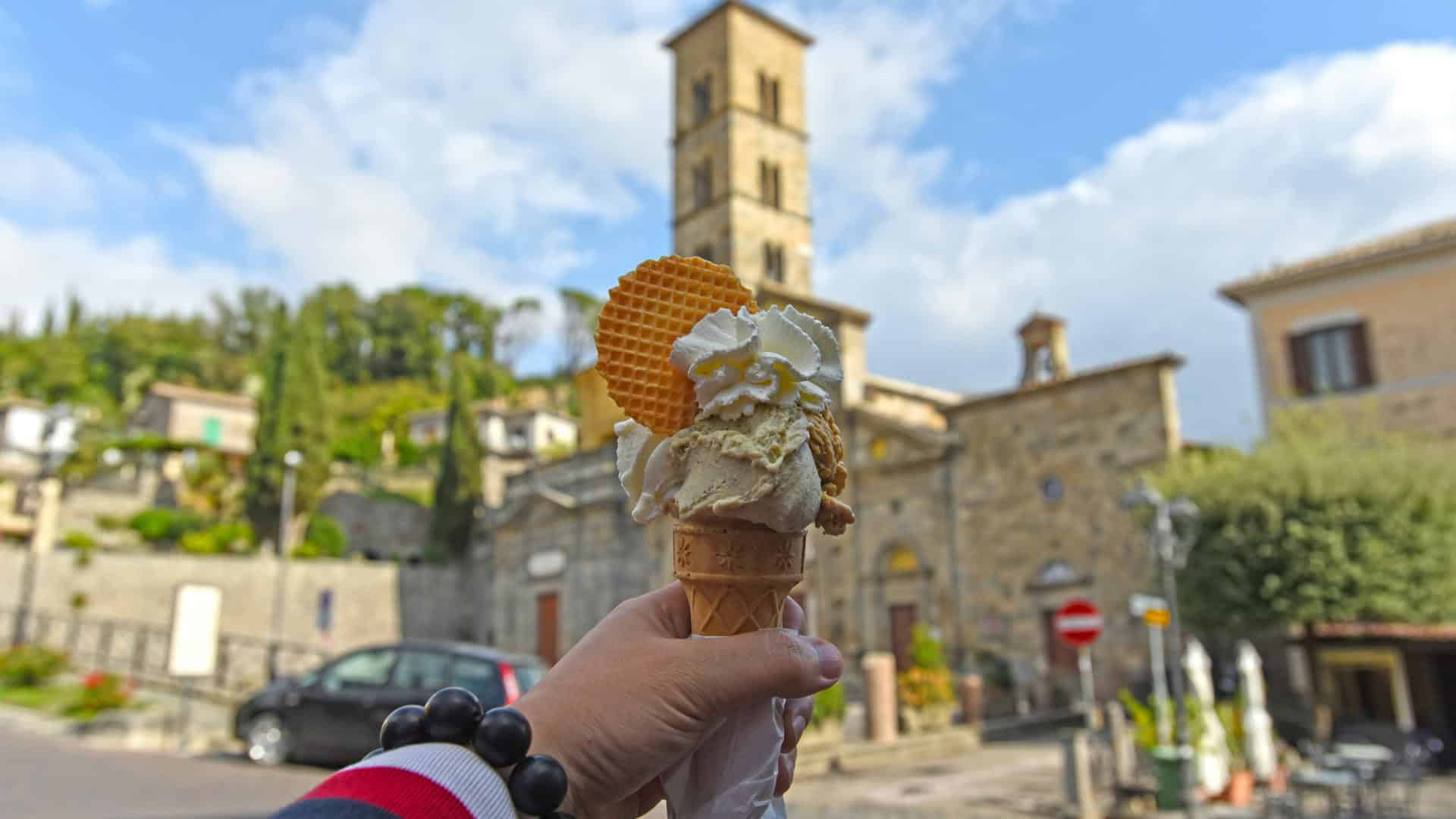 Una mano che regge un gelato artigianale