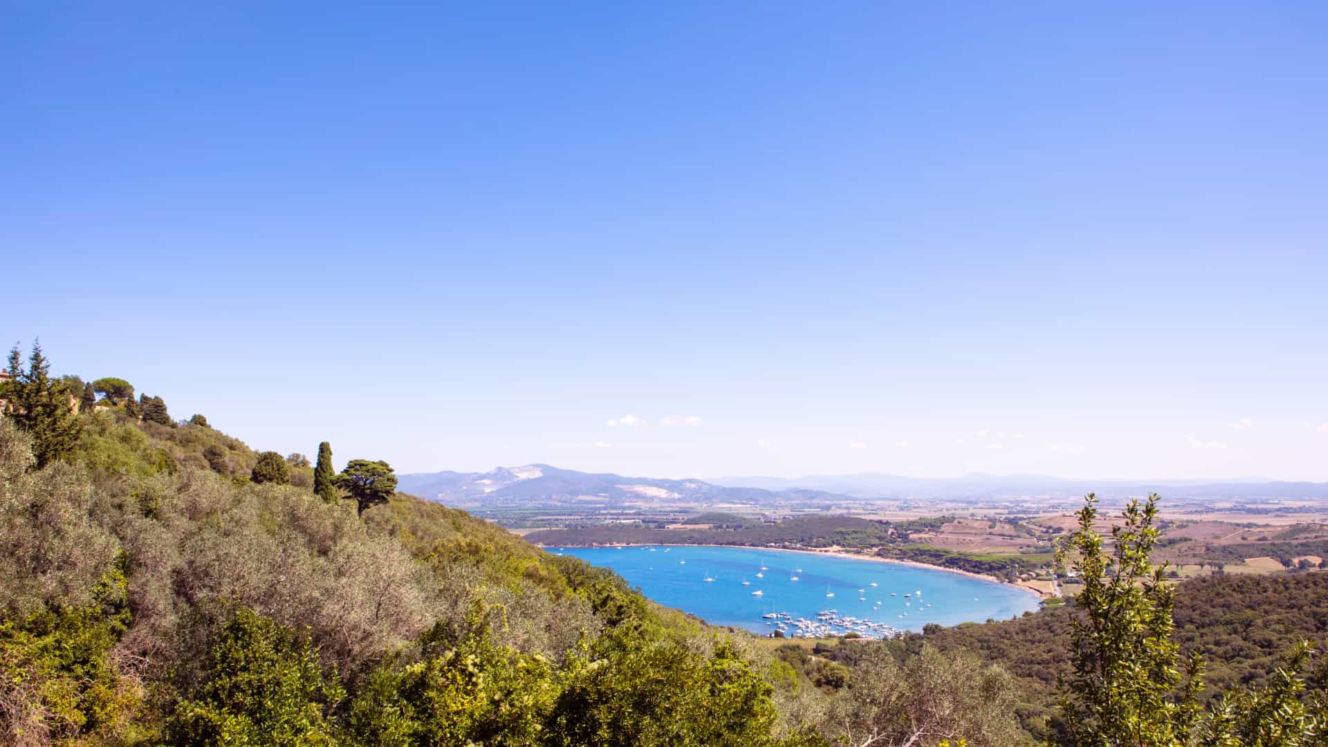 Panoramica da lontano sulla spiaggia di Baratti nel Golfo di Baratti in Toscana