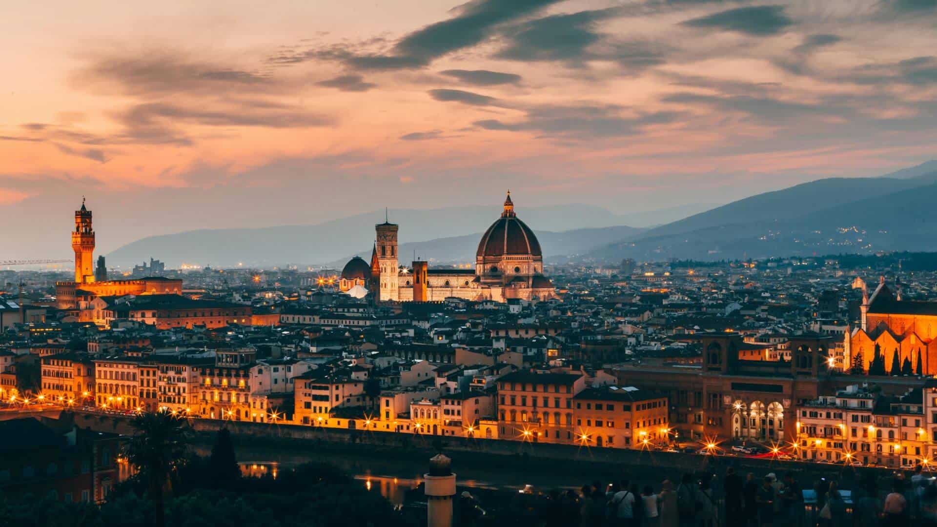 La città di Firenze vista in lontananza. Foto di Josh Hild