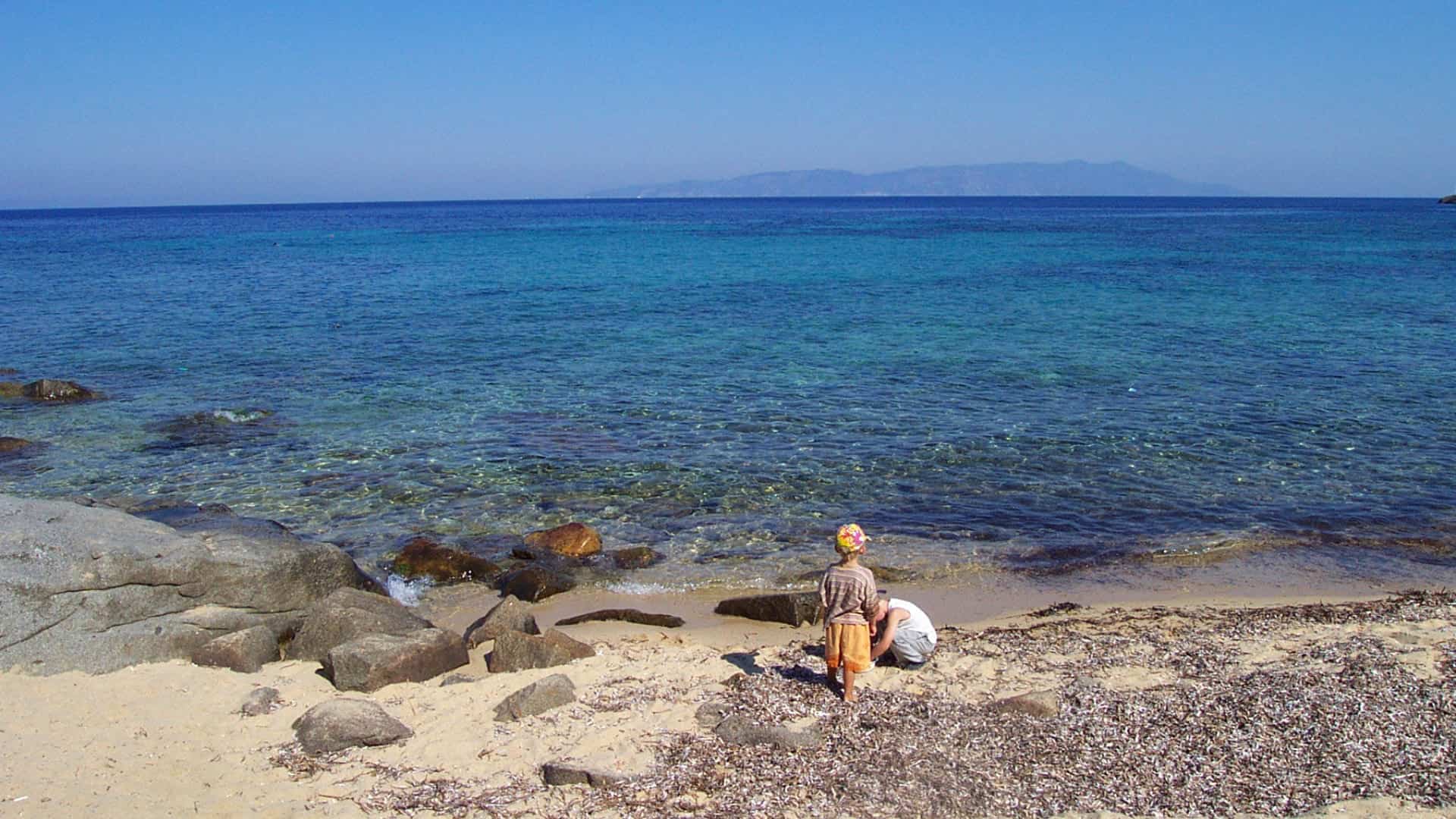 Due bambini sul litorale di Cala dell'Arenella all'Isola del Giglio. Foto di Patpatpat