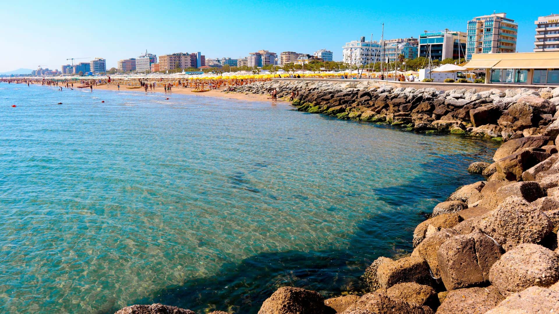 La città di Riccione vista dal mare