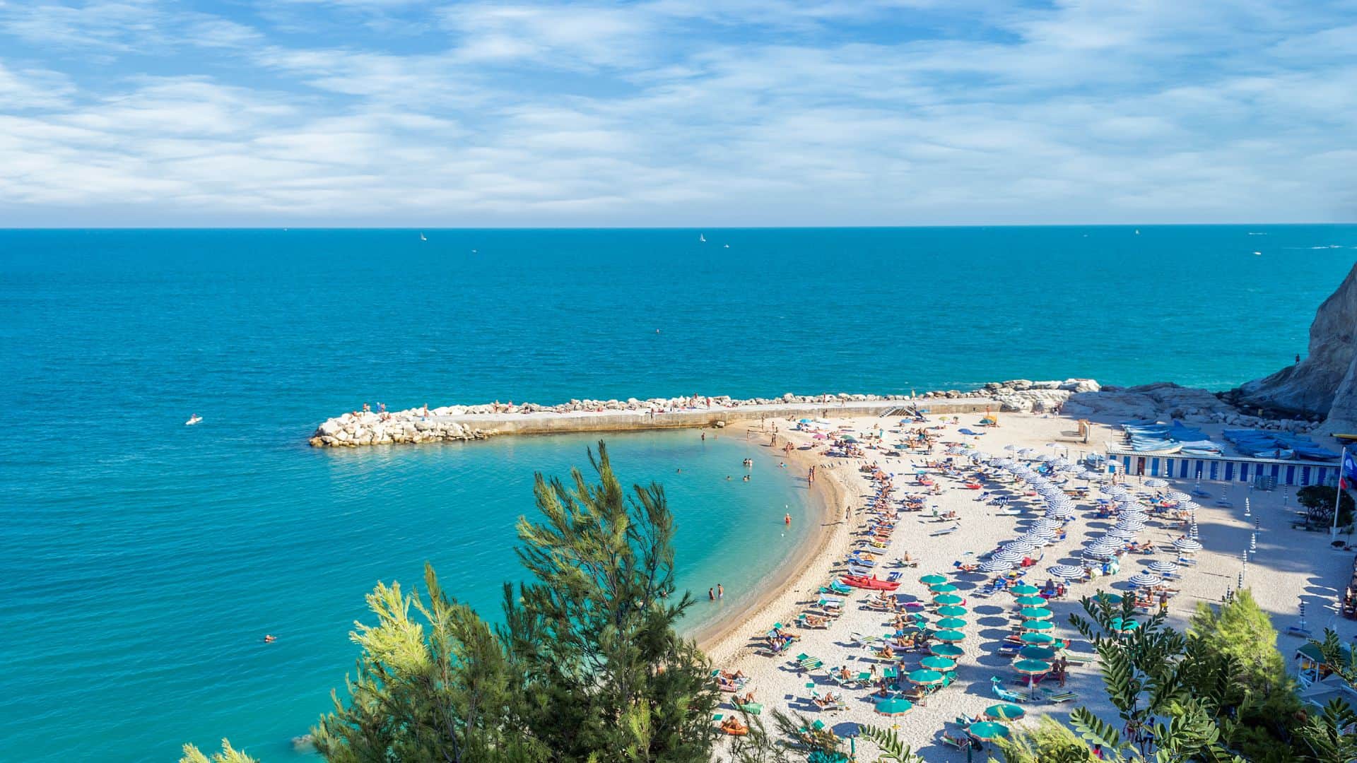 Vista dall'alto di una spiaggia di Sirolo