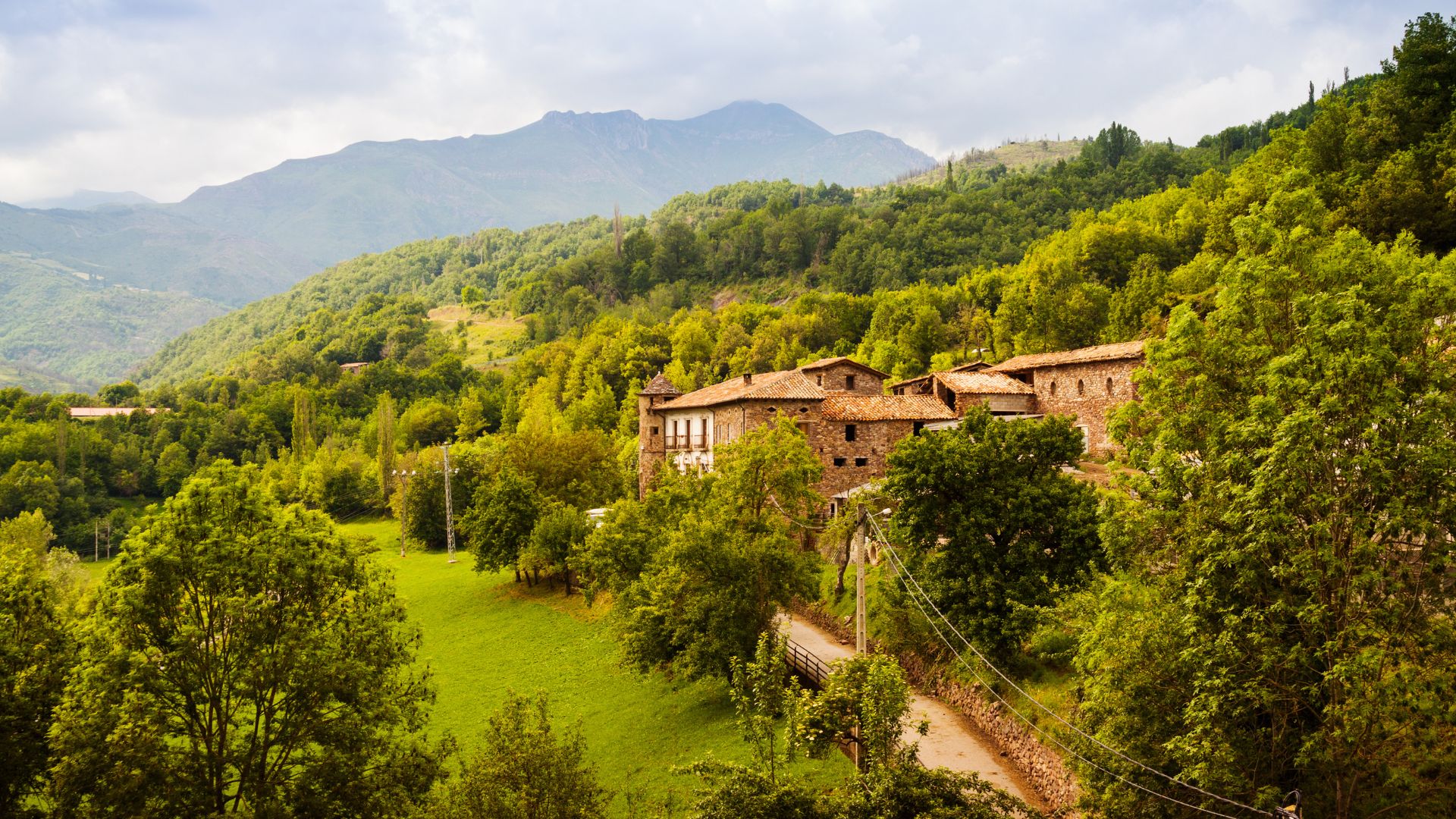 Vista panoramica su una casa vacanze immersa nella natura. Foto di bearfotos
