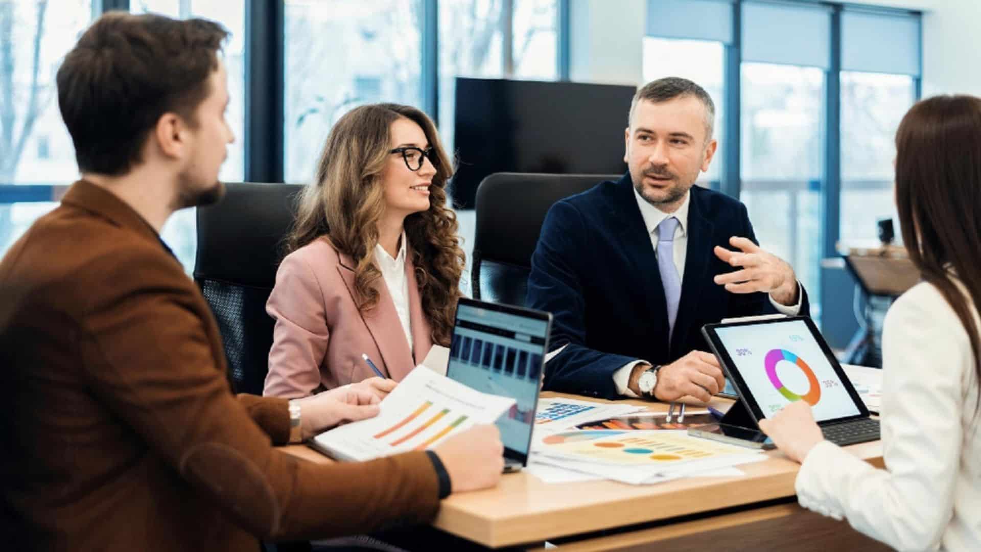 Un consulente spiega le percentuali di commissioni di airbnb a proprietari di ville