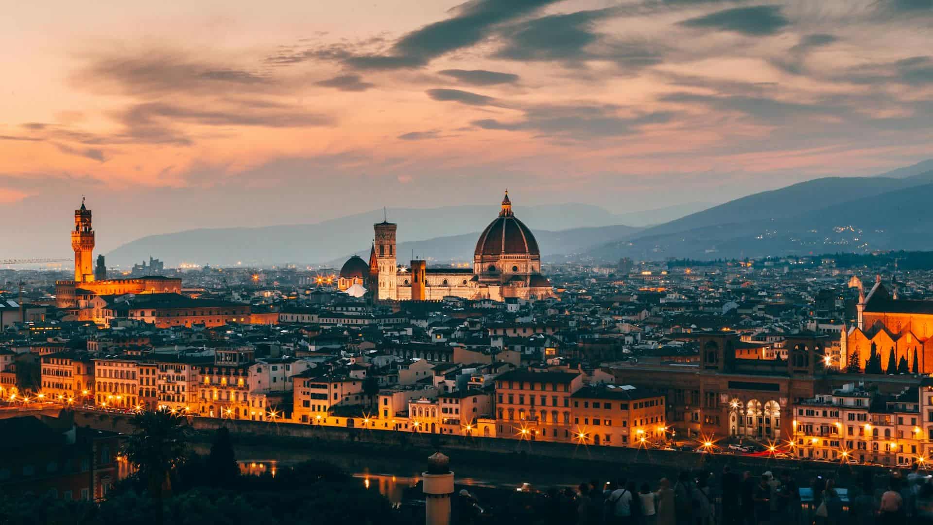 La città di Firenze al tramonto. Foto di josh hild