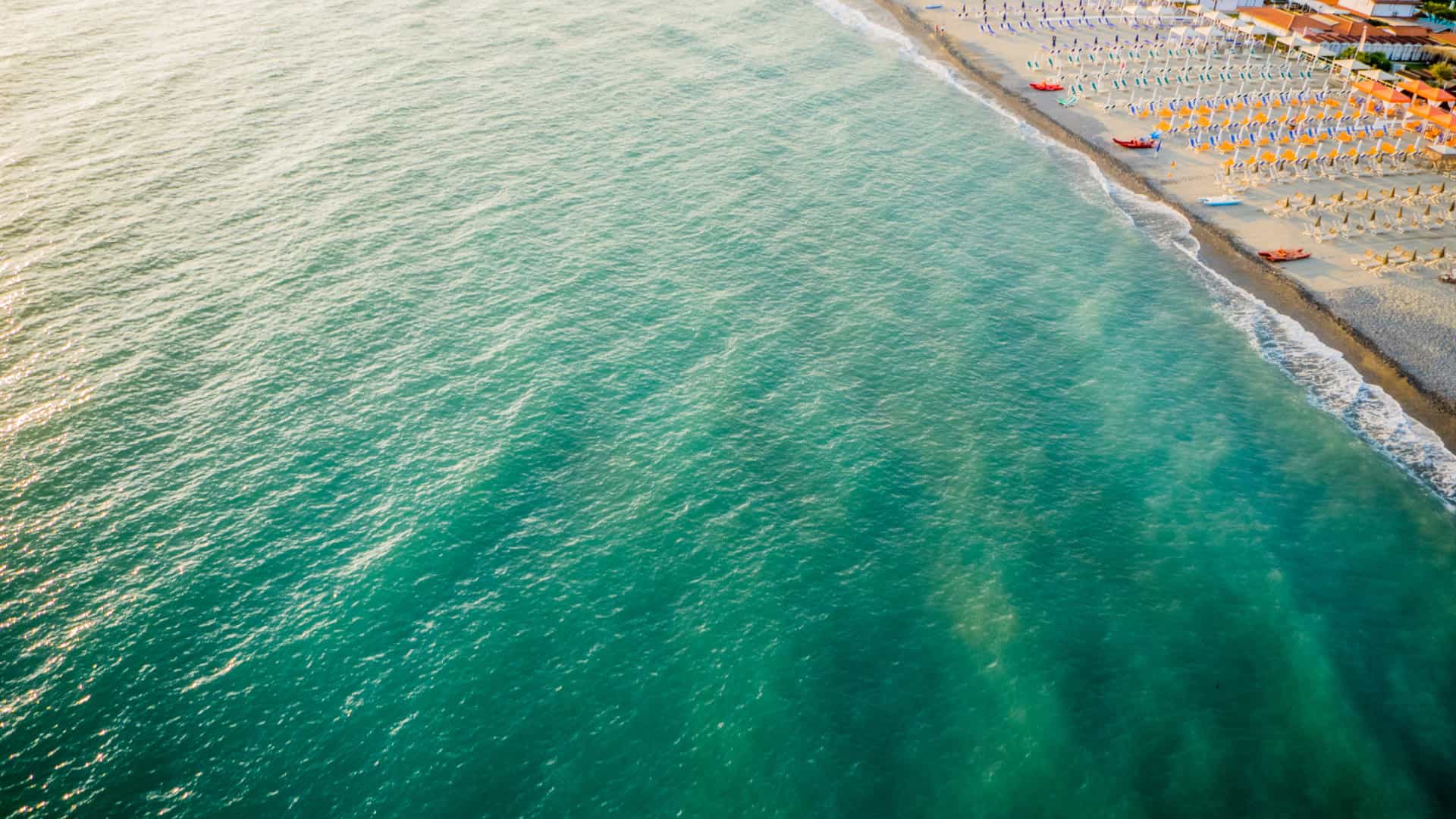 Il mare colore verdeacqua di Marina di Massa in Versilia