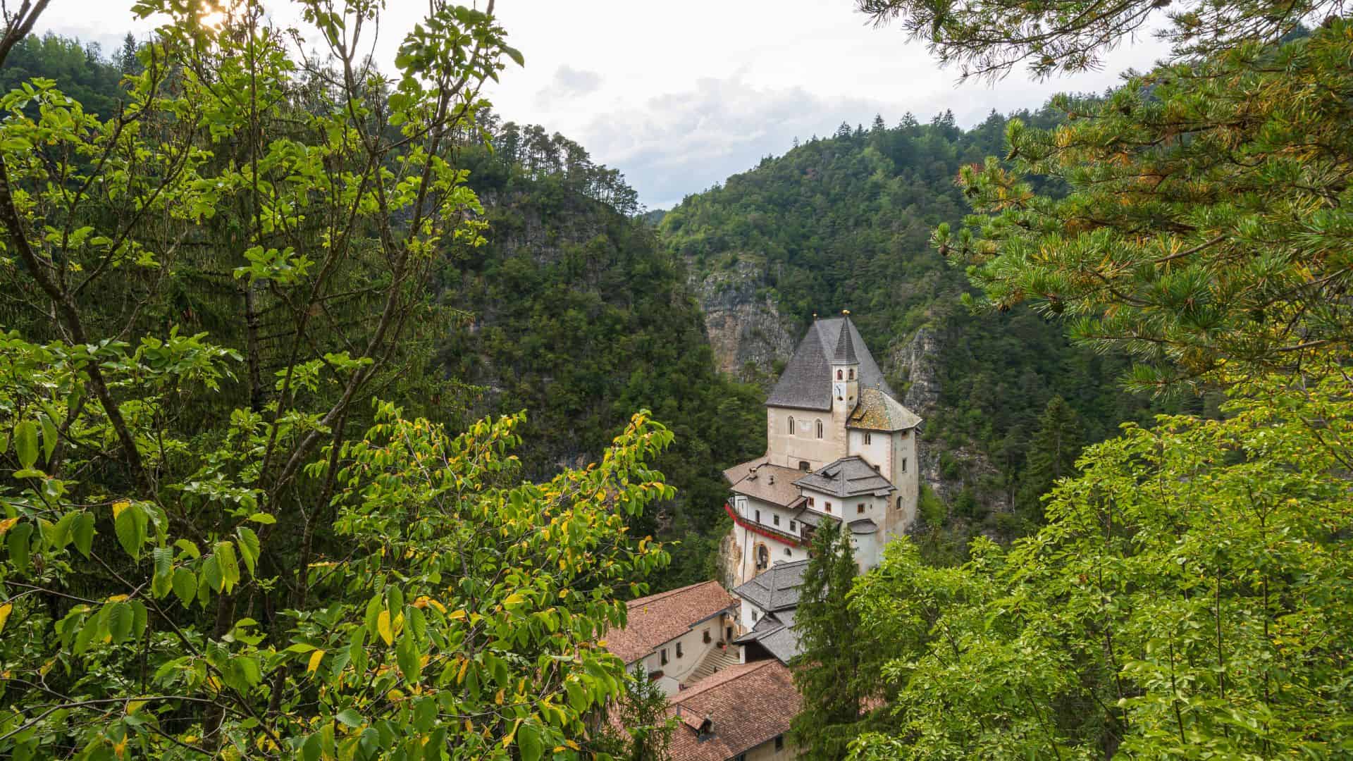 Vista dall'alto sul Santuario di San Romedio