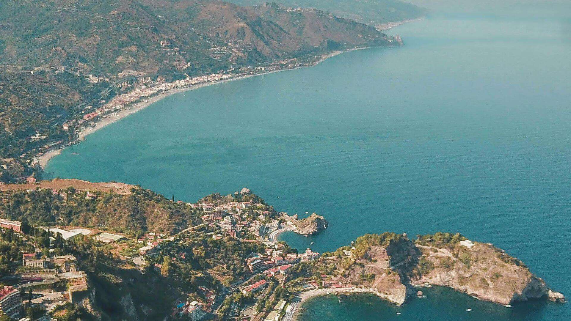 "Vista dall'alto su Taormina. Foto di Symeon Ekizoglou"