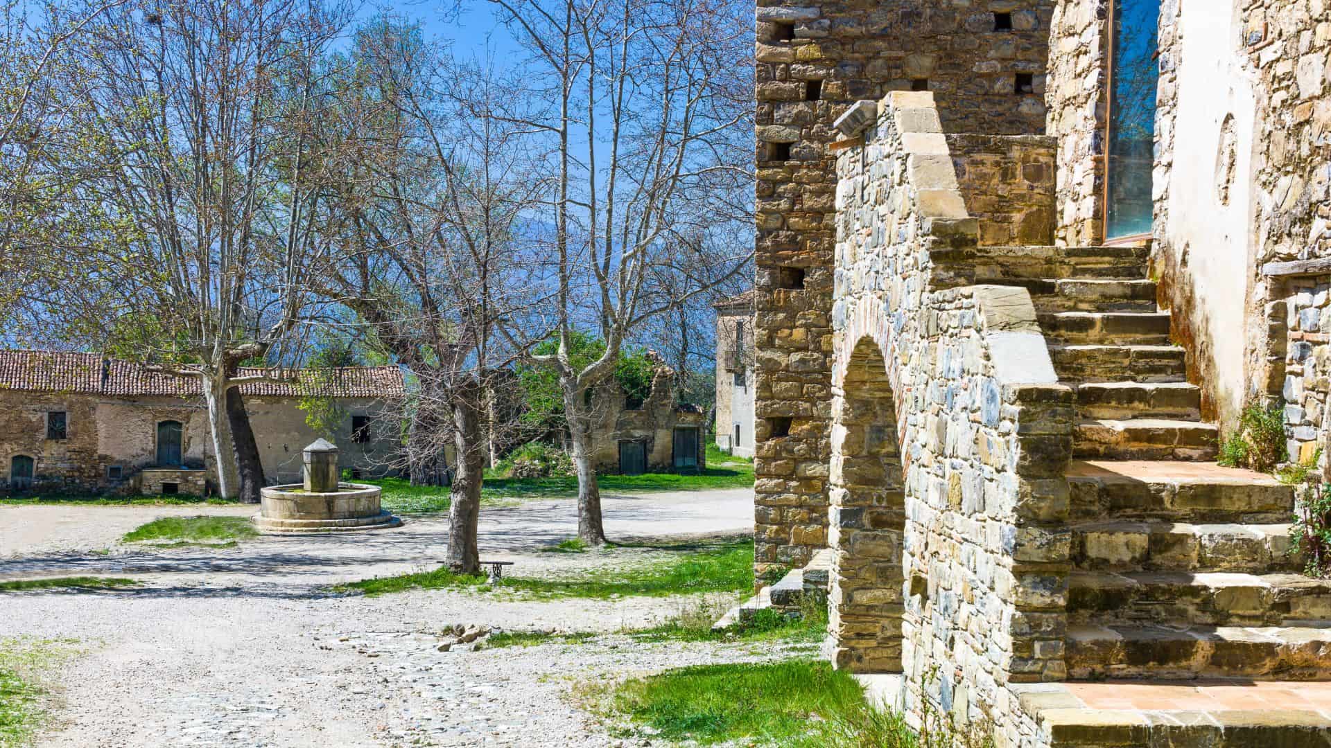Piazza deserta di Roscigno Vecchia