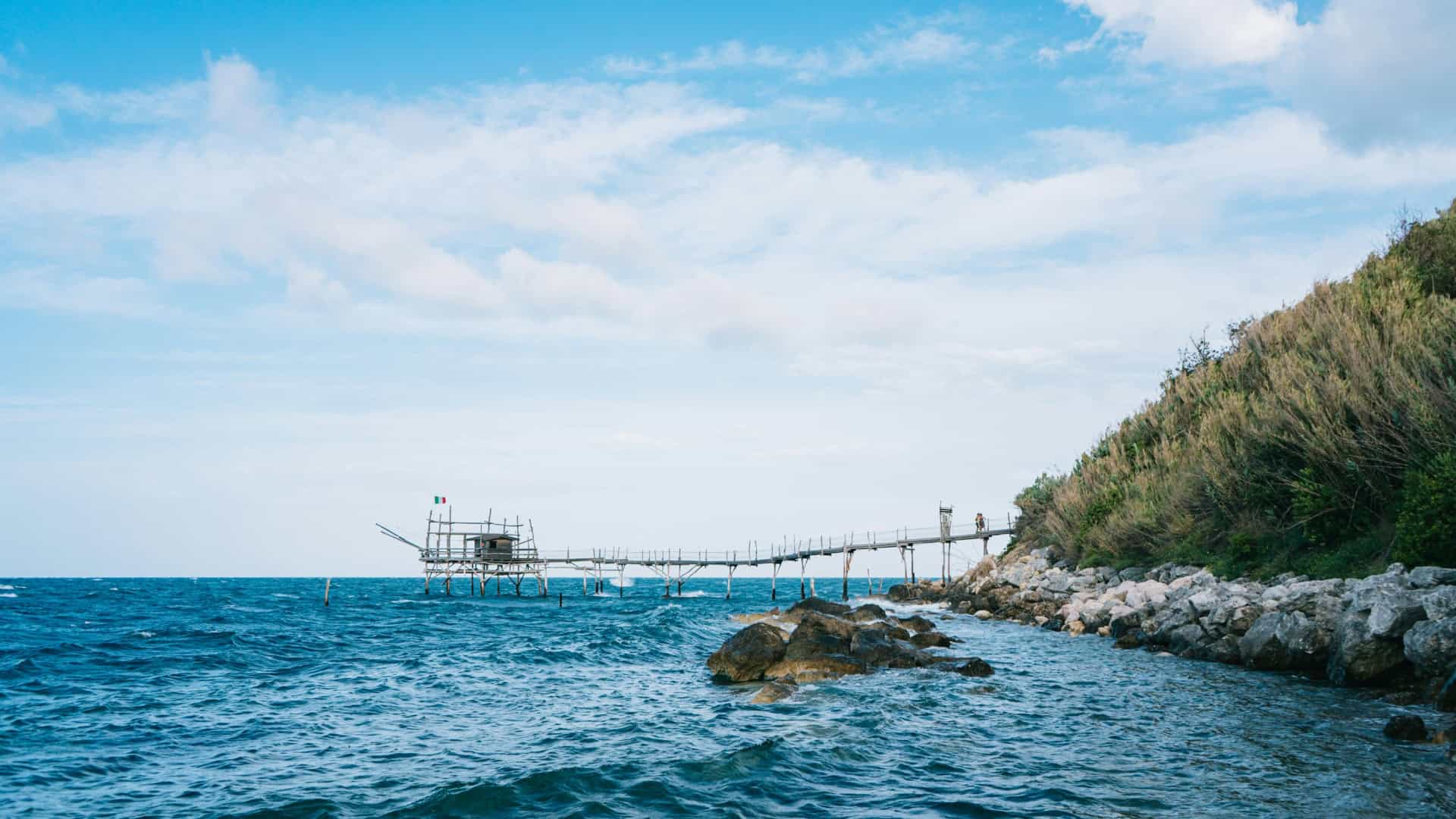 Vista su una spiaggia della costa dei Trabocchi in Abruzzo