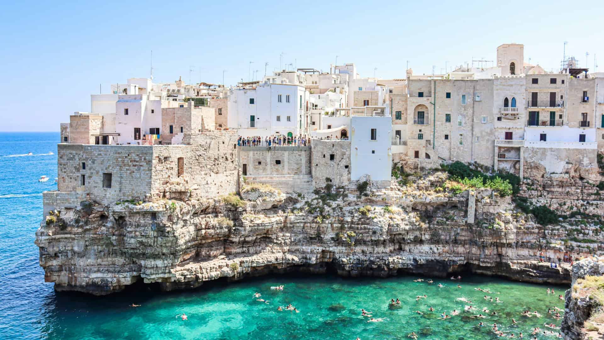 Una parte della città di Polignano a Mare in Puglia