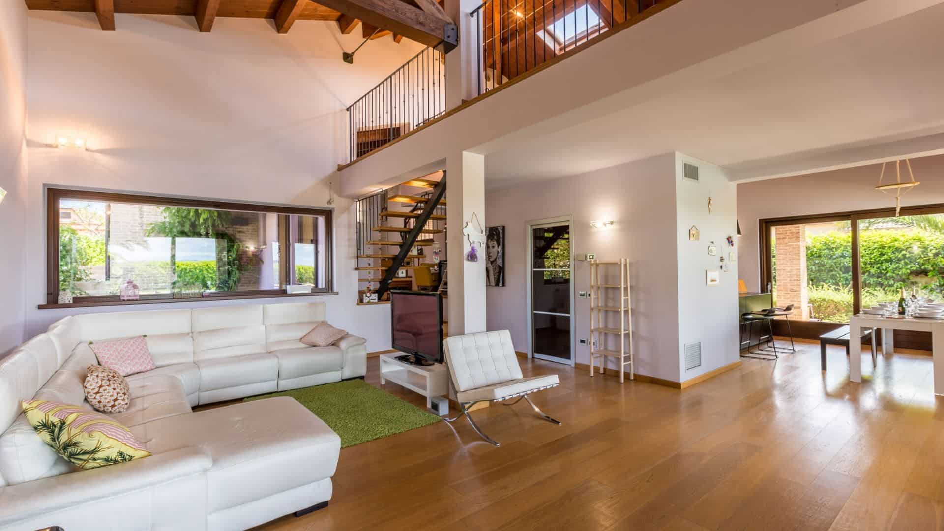 Soggiorno lussuoso di una villa moderna